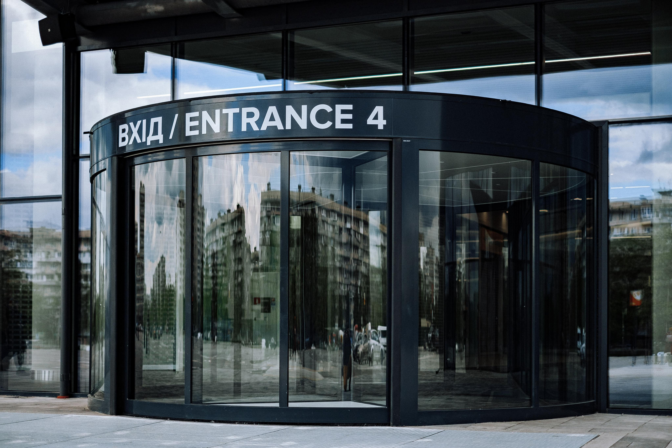 EXTERIER RETROVILLE. Ivan Skufinsky — wedding and family photographer in Vancouver