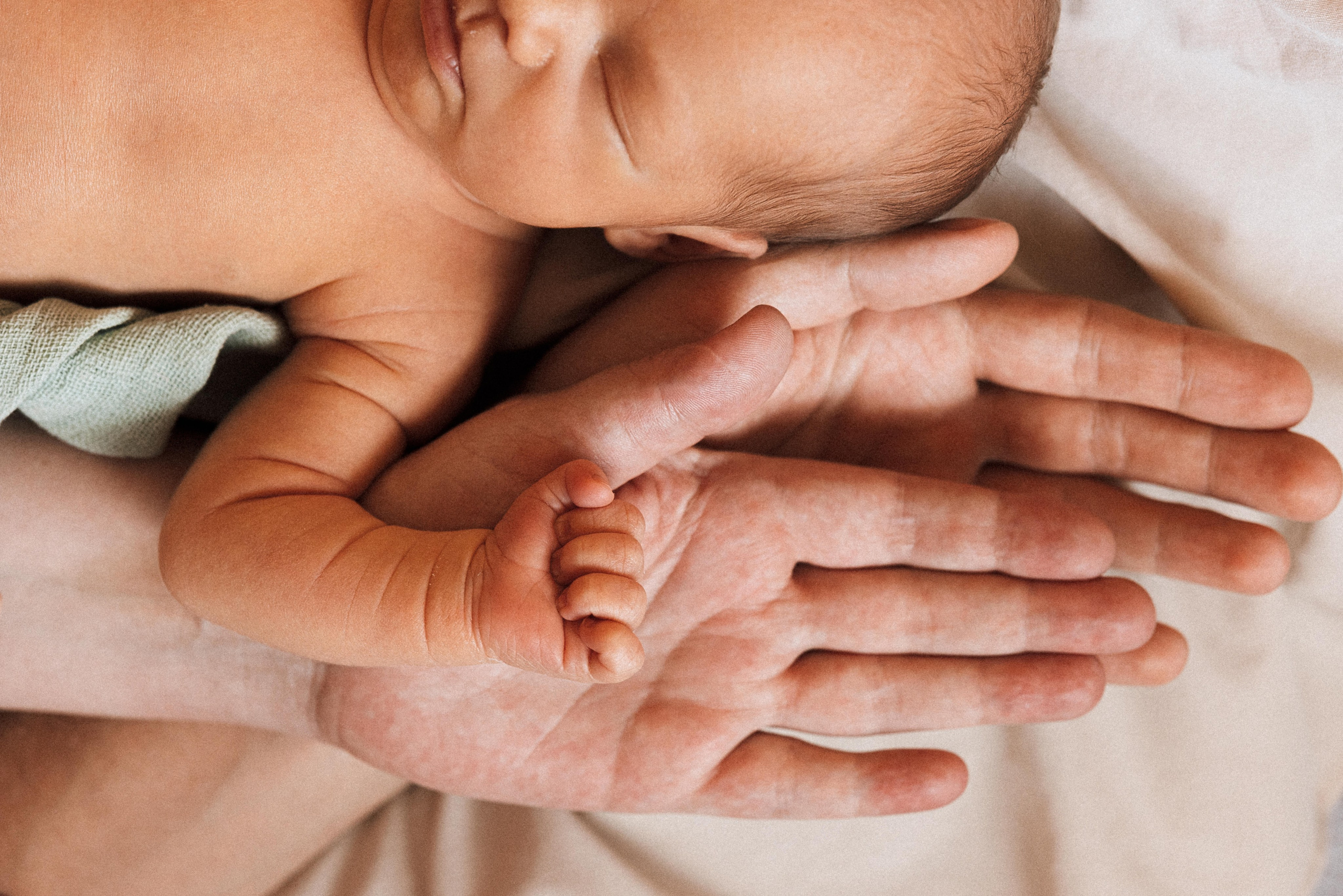 Family photo session at home. home family photo session with a newborn. Ivan Skufinsky — wedding and family photographer in Vancouver
