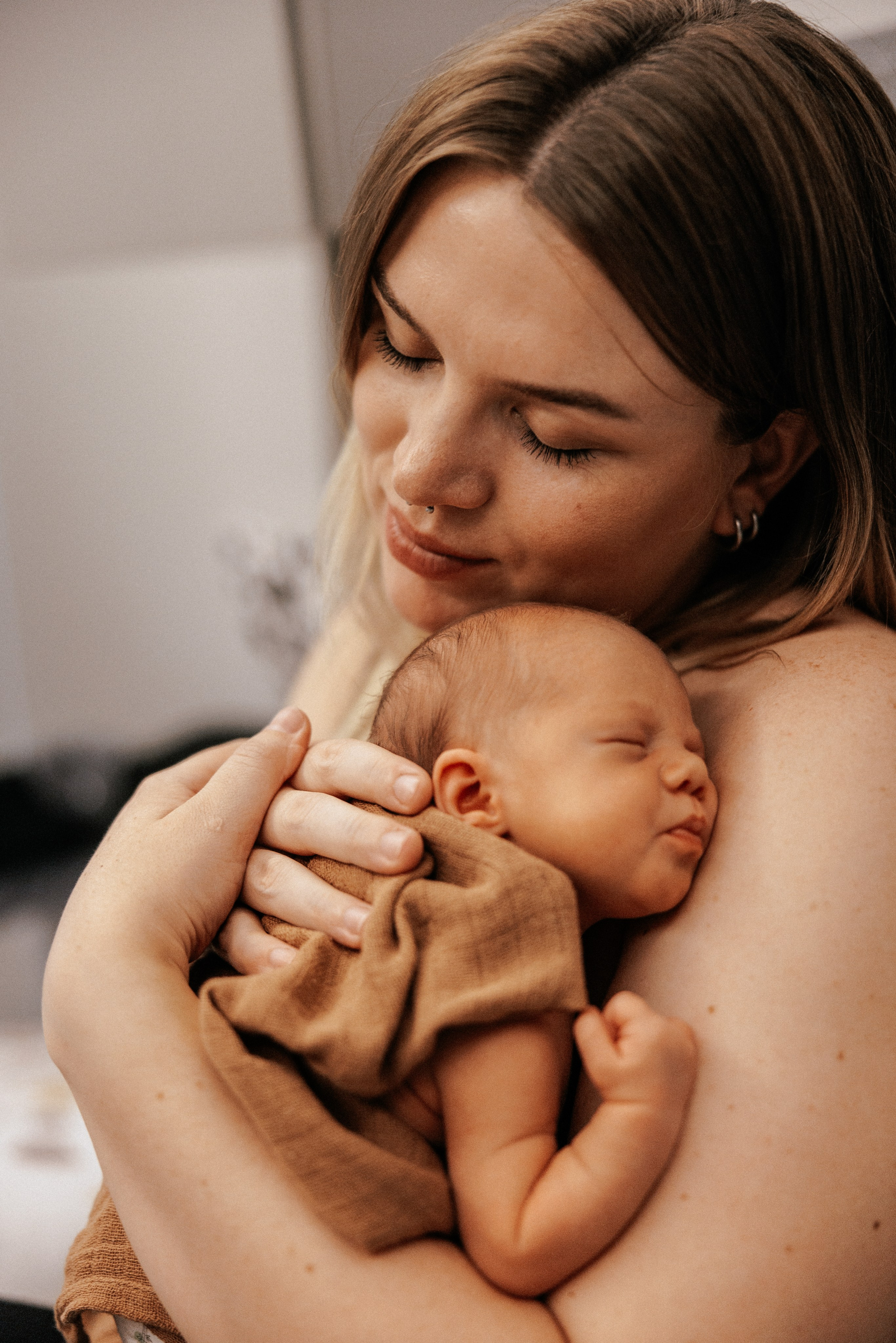 Family photo session at home. home family photo session with a newborn. Ivan Skufinsky — wedding and family photographer in Vancouver