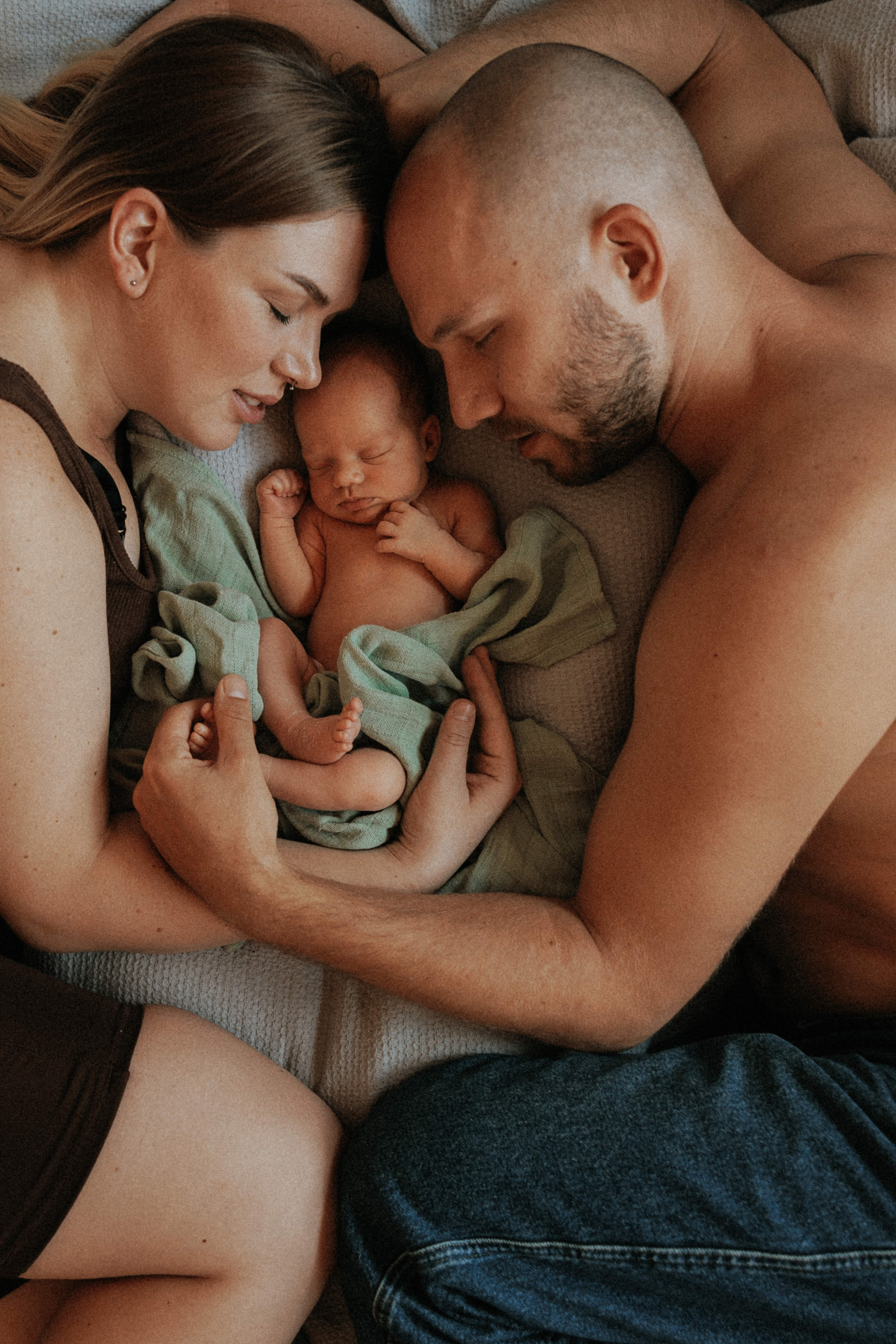 Family photo session at home. home family photo session with a newborn. Ivan Skufinsky — wedding and family photographer in Vancouver
