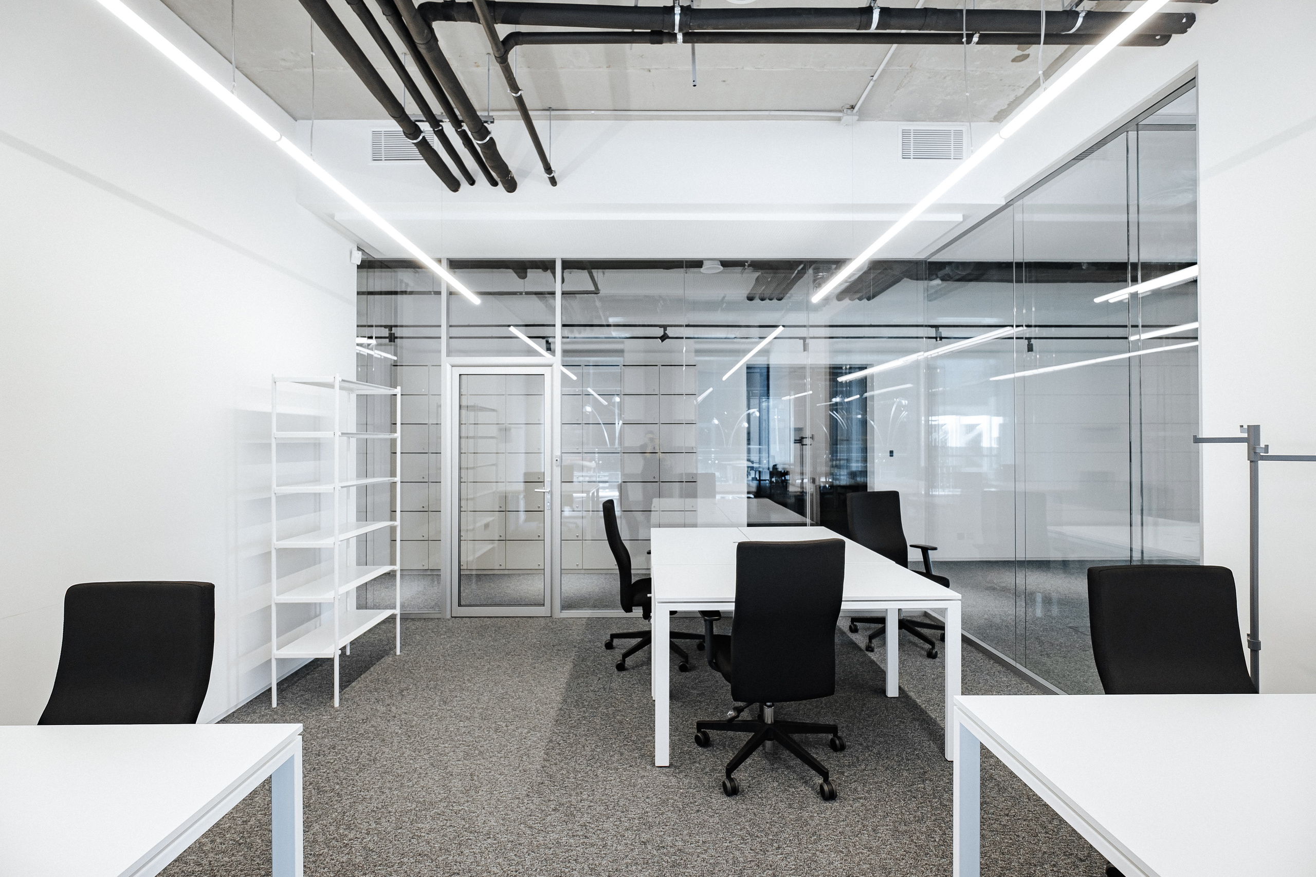 кабинет со стеклянными стенами