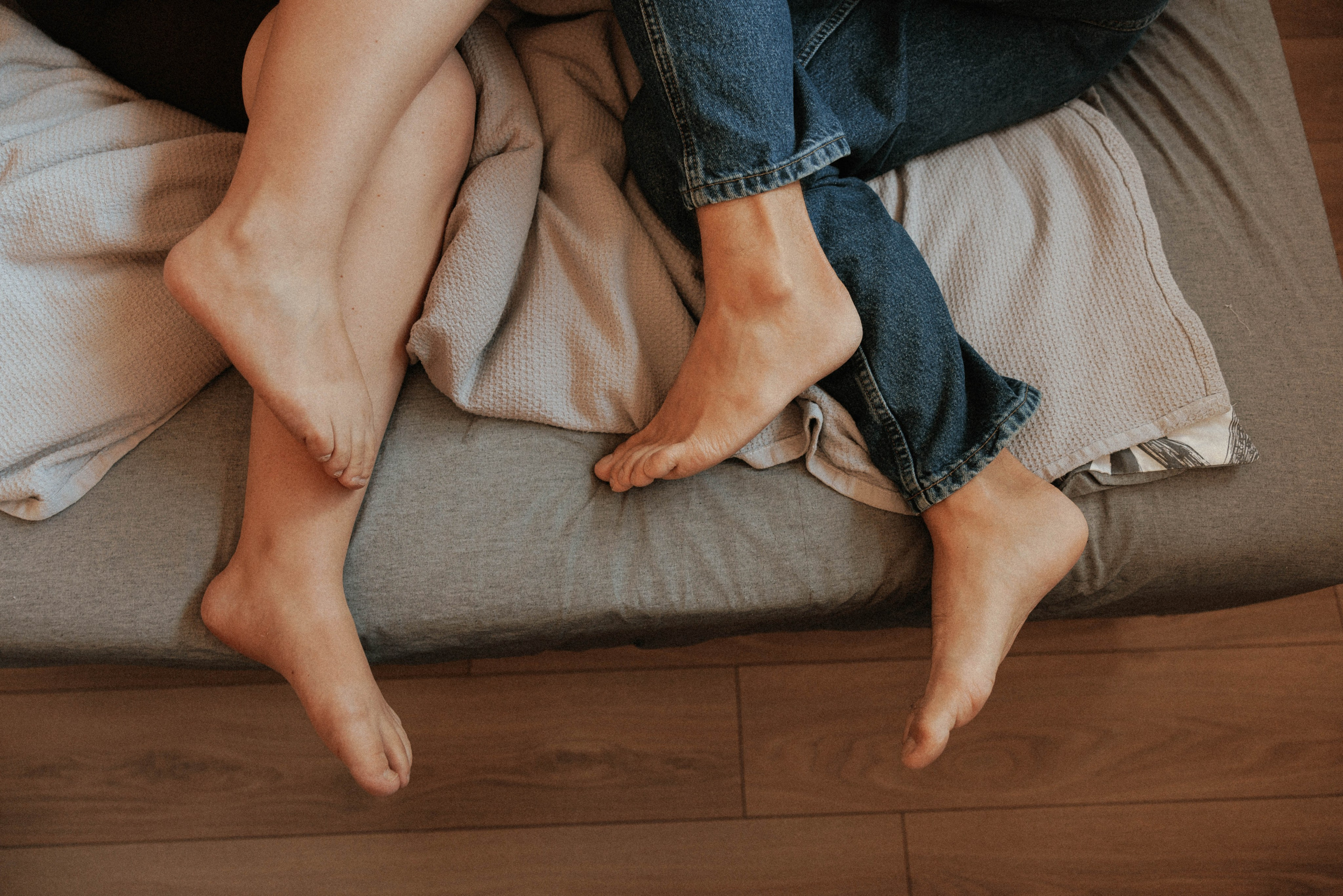 Family photo session at home. home family photo session with a newborn. Ivan Skufinsky — wedding and family photographer in Vancouver