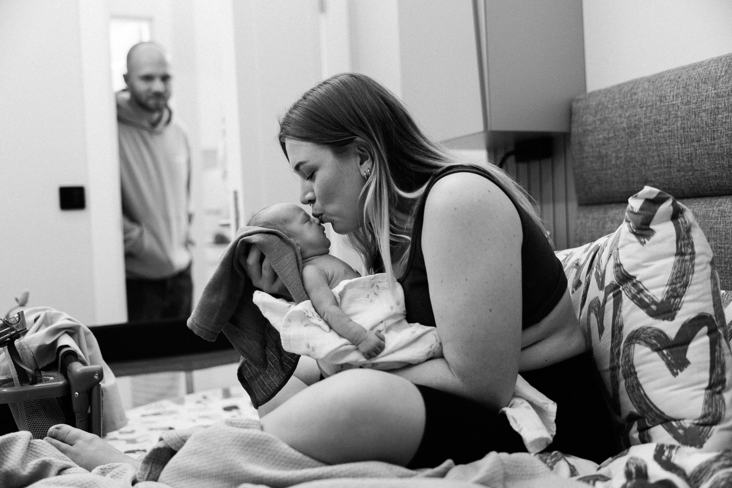 Family photo session at home. home family photo session with a newborn. Ivan Skufinsky — wedding and family photographer in Vancouver