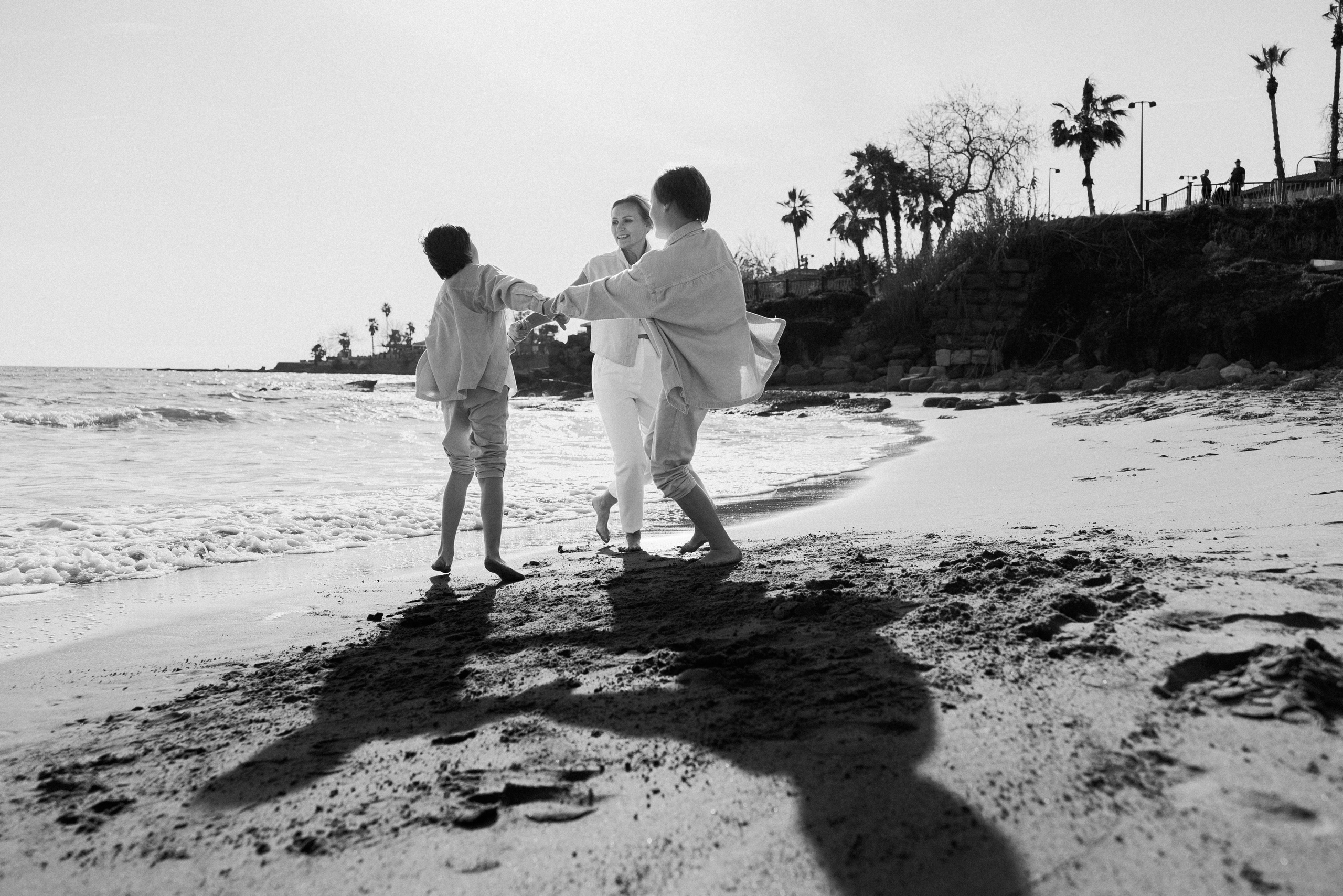 Family photo session on the beach in Vancouver BC Сanada. Twins. Ivan Skufinsky — wedding and family photographer in Vancouver