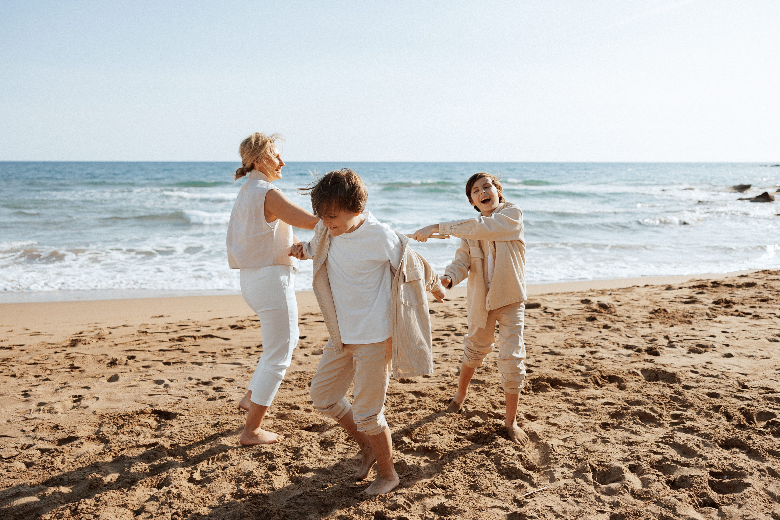 Family photo session on the beach in Vancouver BC Сanada. Twins. Ivan Skufinsky — wedding and family photographer in Vancouver