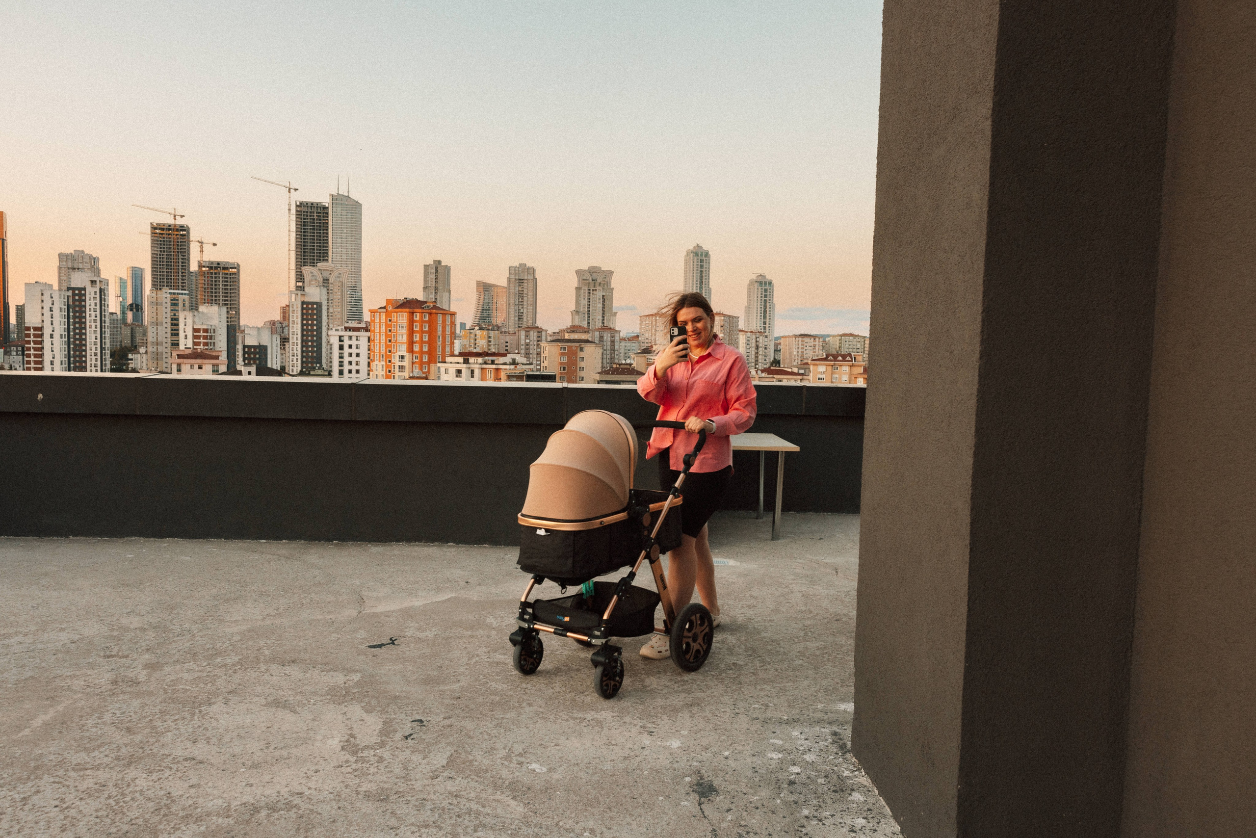 Family photo session at home. home family photo session with a newborn. Ivan Skufinsky — wedding and family photographer in Vancouver
