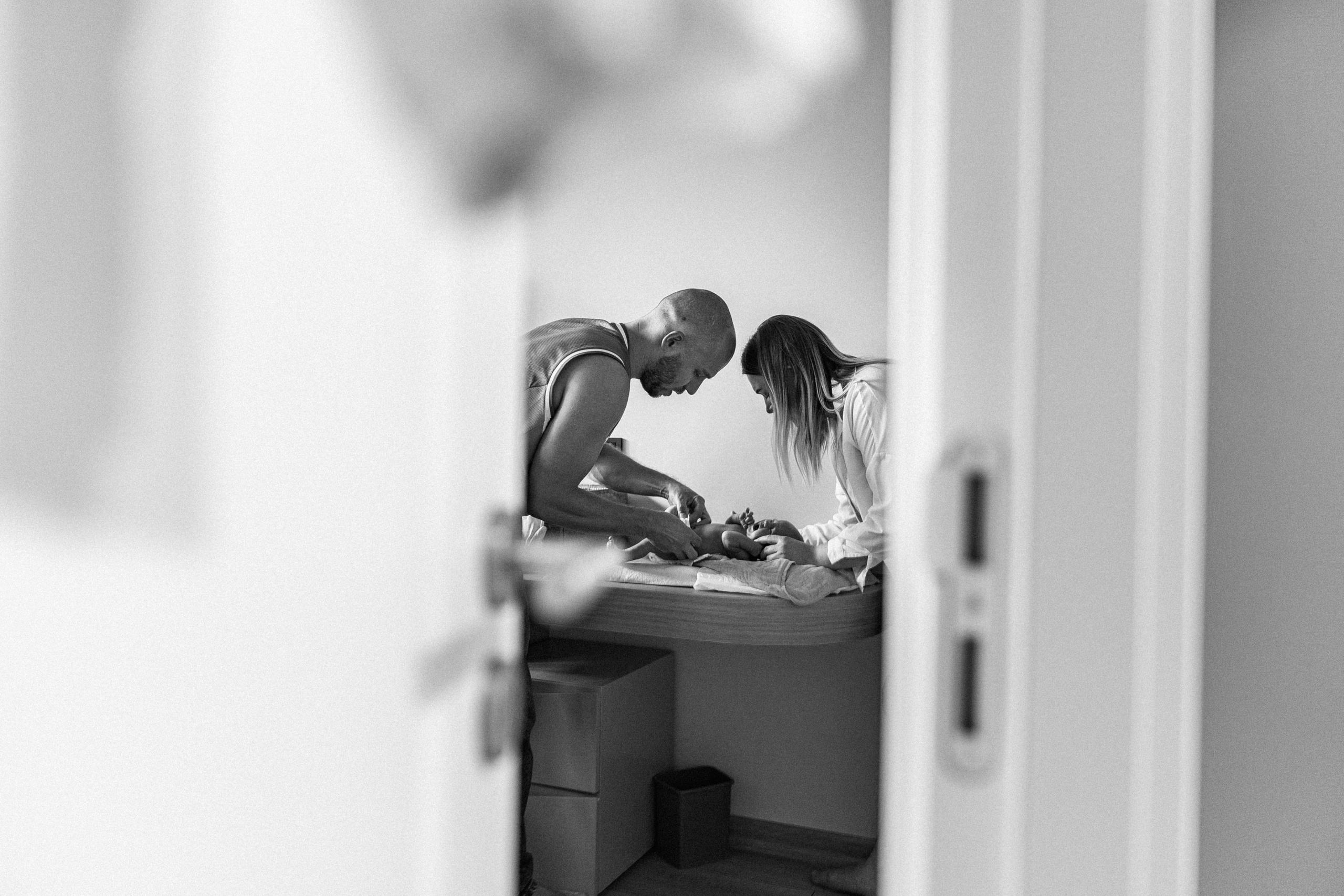 Family photo session at home. home family photo session with a newborn. Ivan Skufinsky — wedding and family photographer in Vancouver