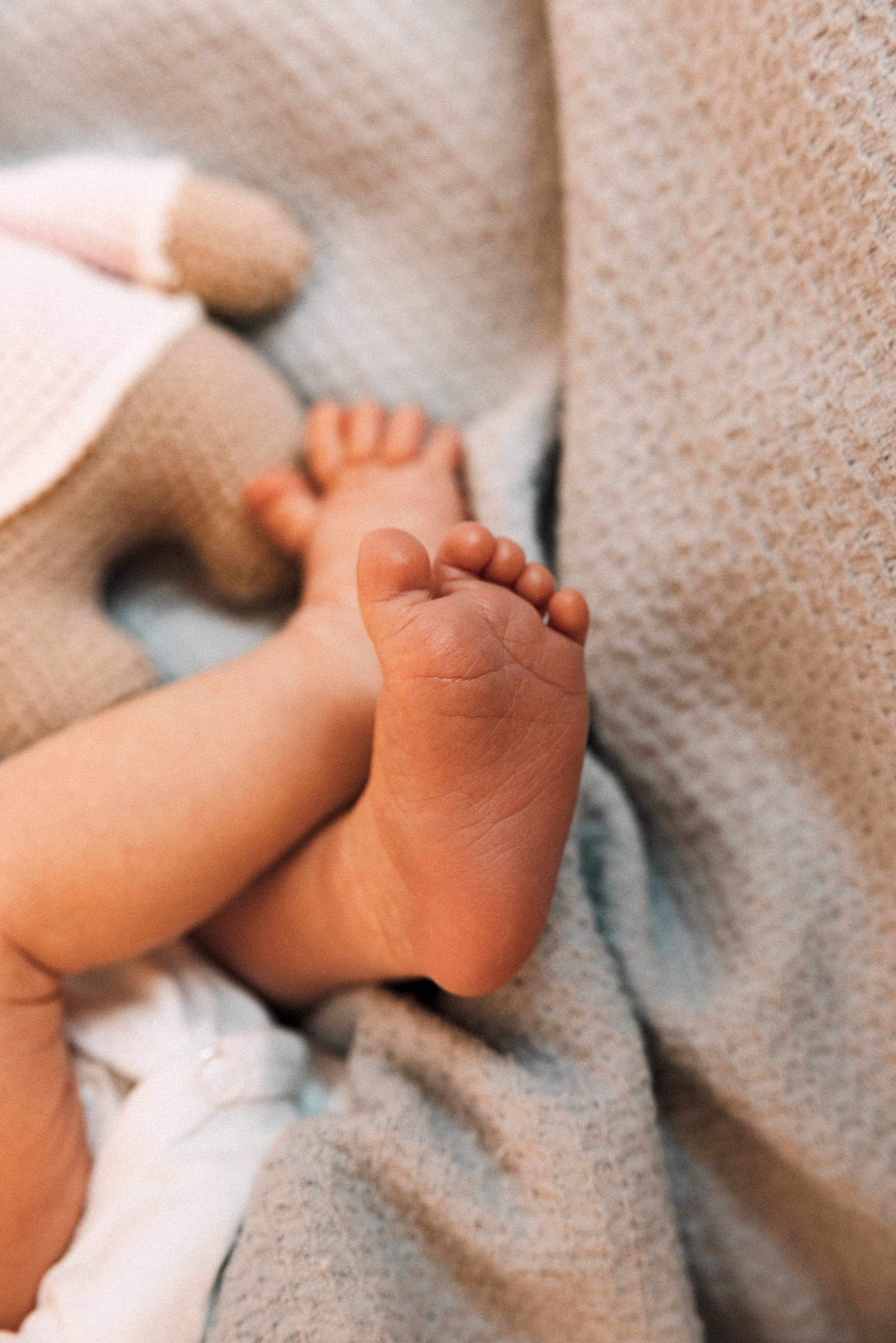 Family photo session at home. home family photo session with a newborn. Ivan Skufinsky — wedding and family photographer in Vancouver