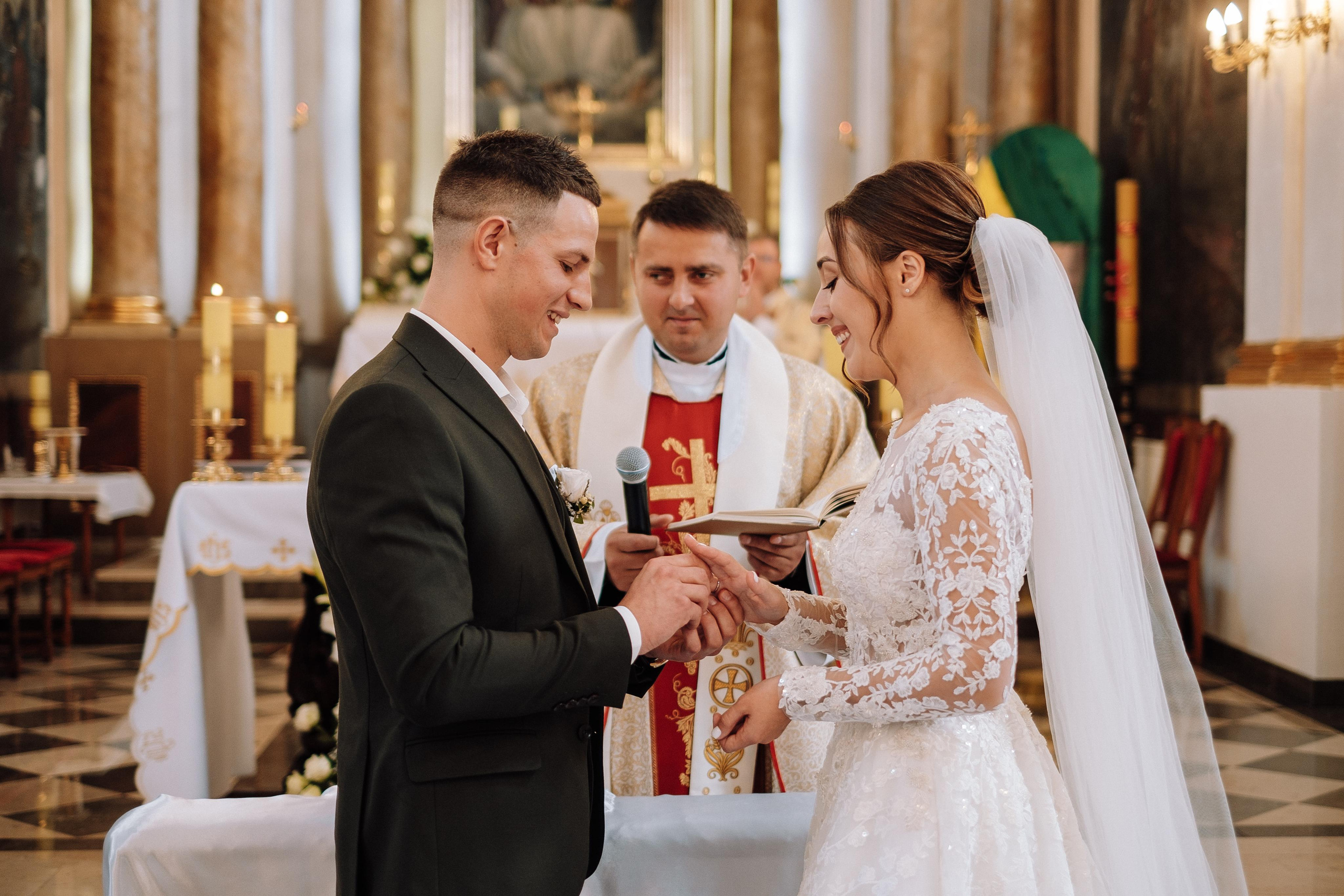 жених надевает кольцо невесте на палец