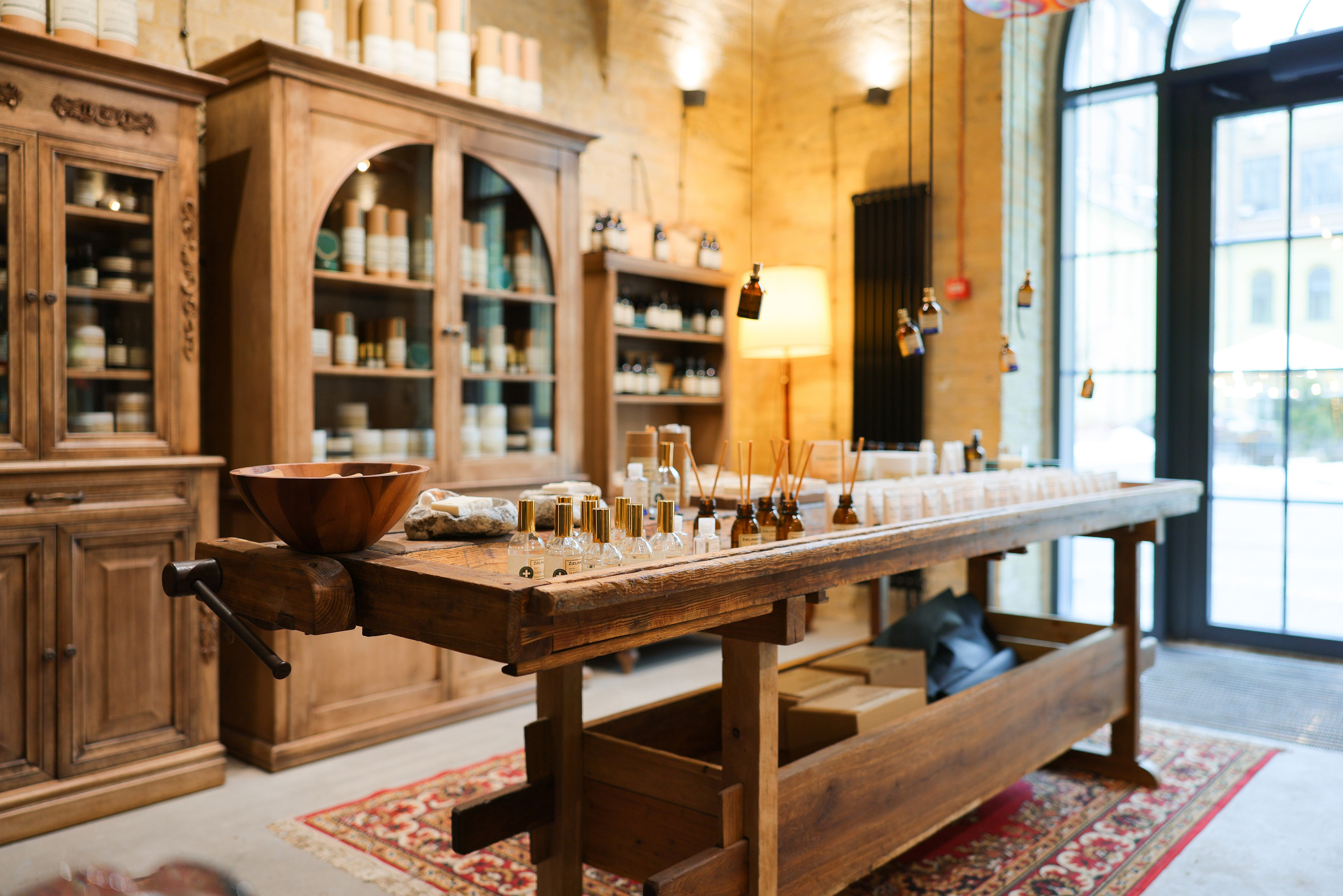 PERFUMERIE ZIELINSKI & ROZEN. Ivan Skufinsky — wedding and family photographer in Vancouver