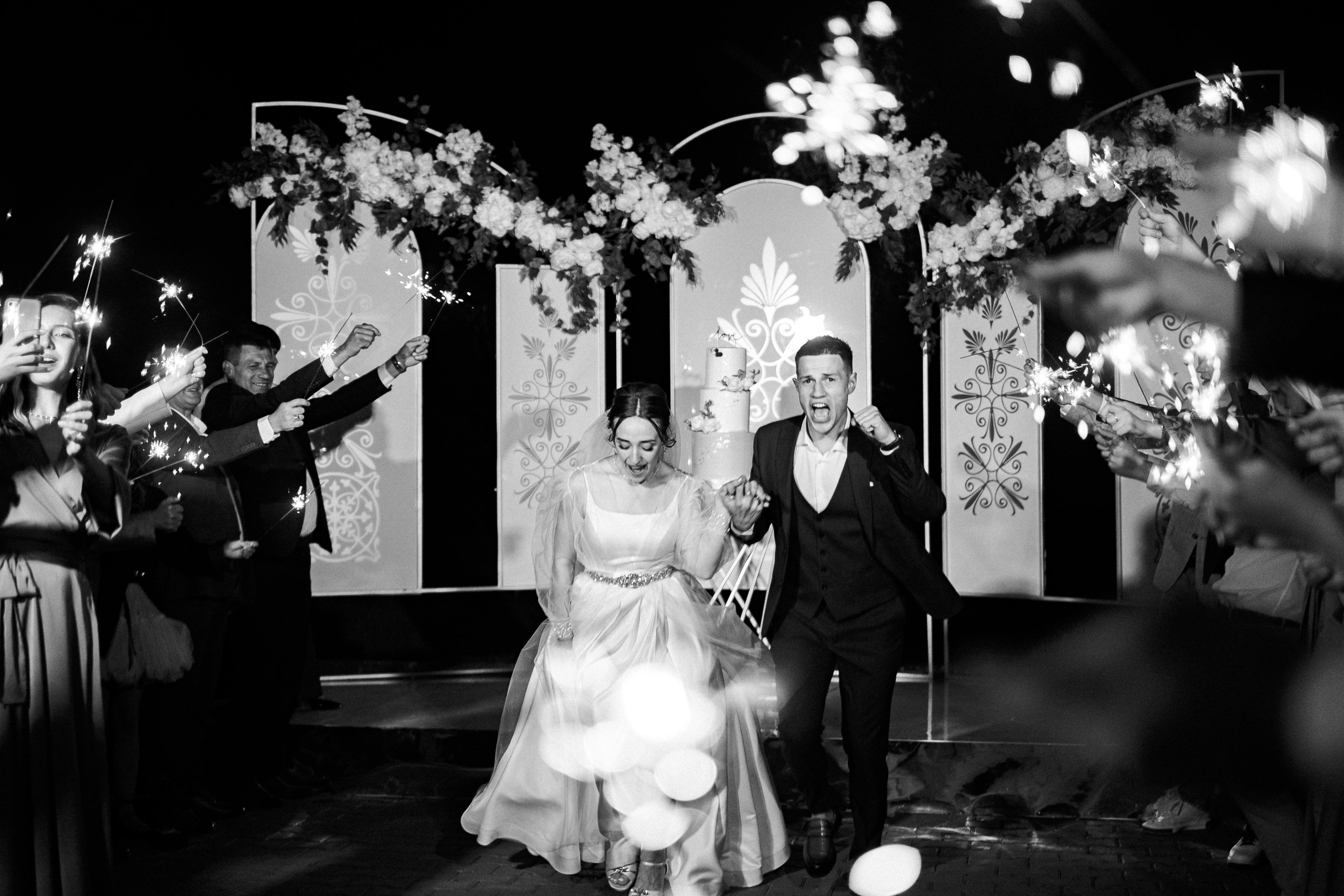 коридор из бенгальских огней на свадьбе