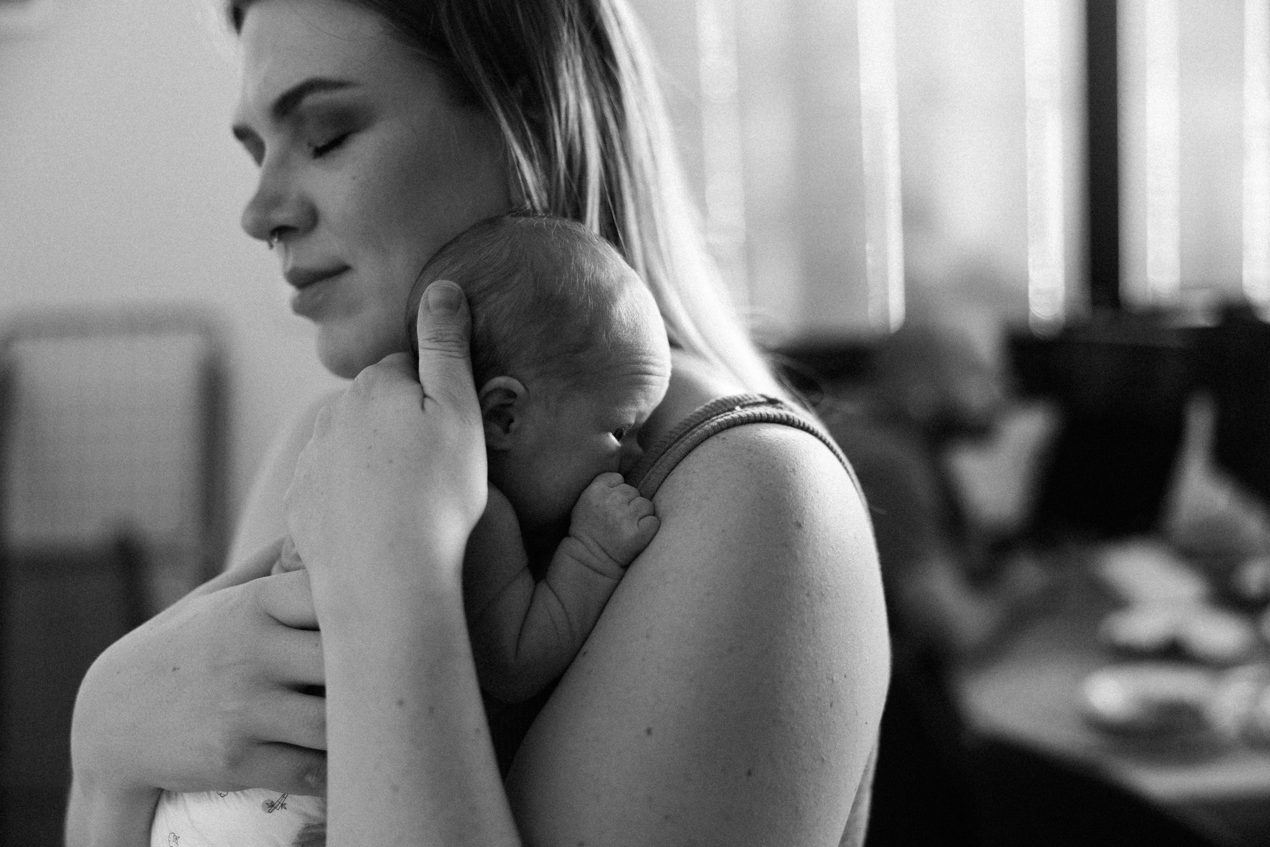 Family photo session at home. home family photo session with a newborn. Ivan Skufinsky — wedding and family photographer in Vancouver