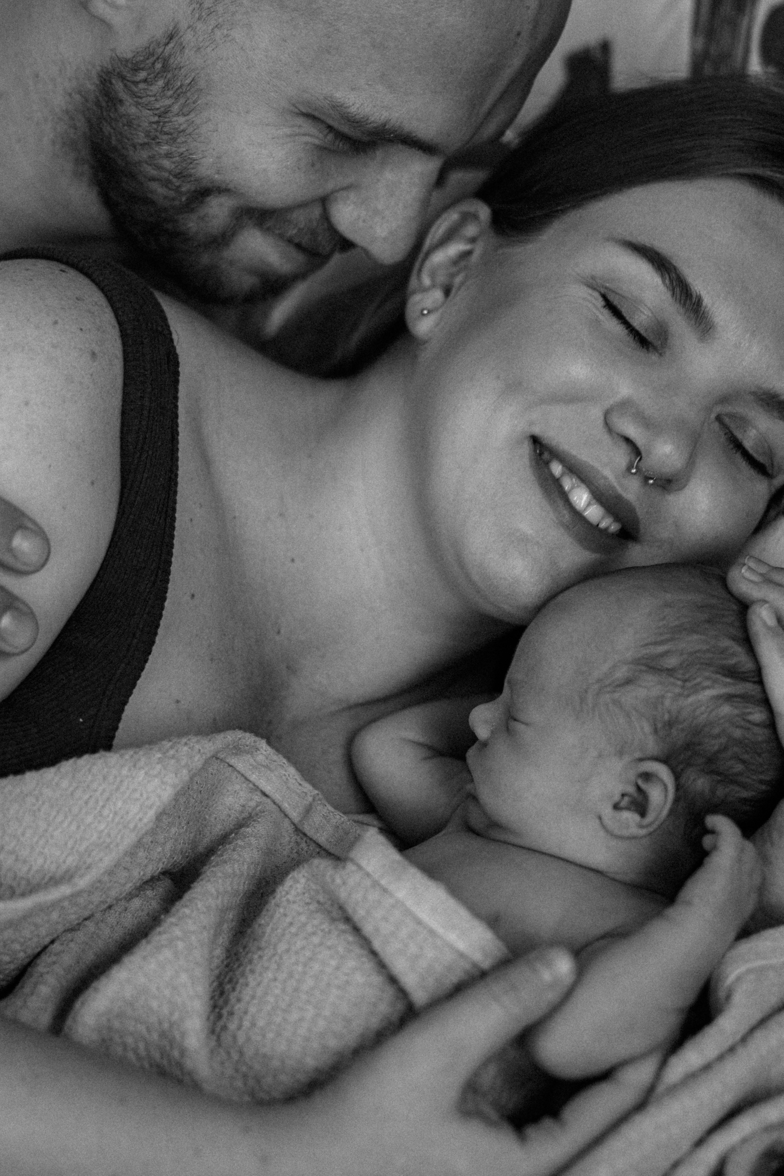 Family photo session at home. home family photo session with a newborn. Ivan Skufinsky — wedding and family photographer in Vancouver