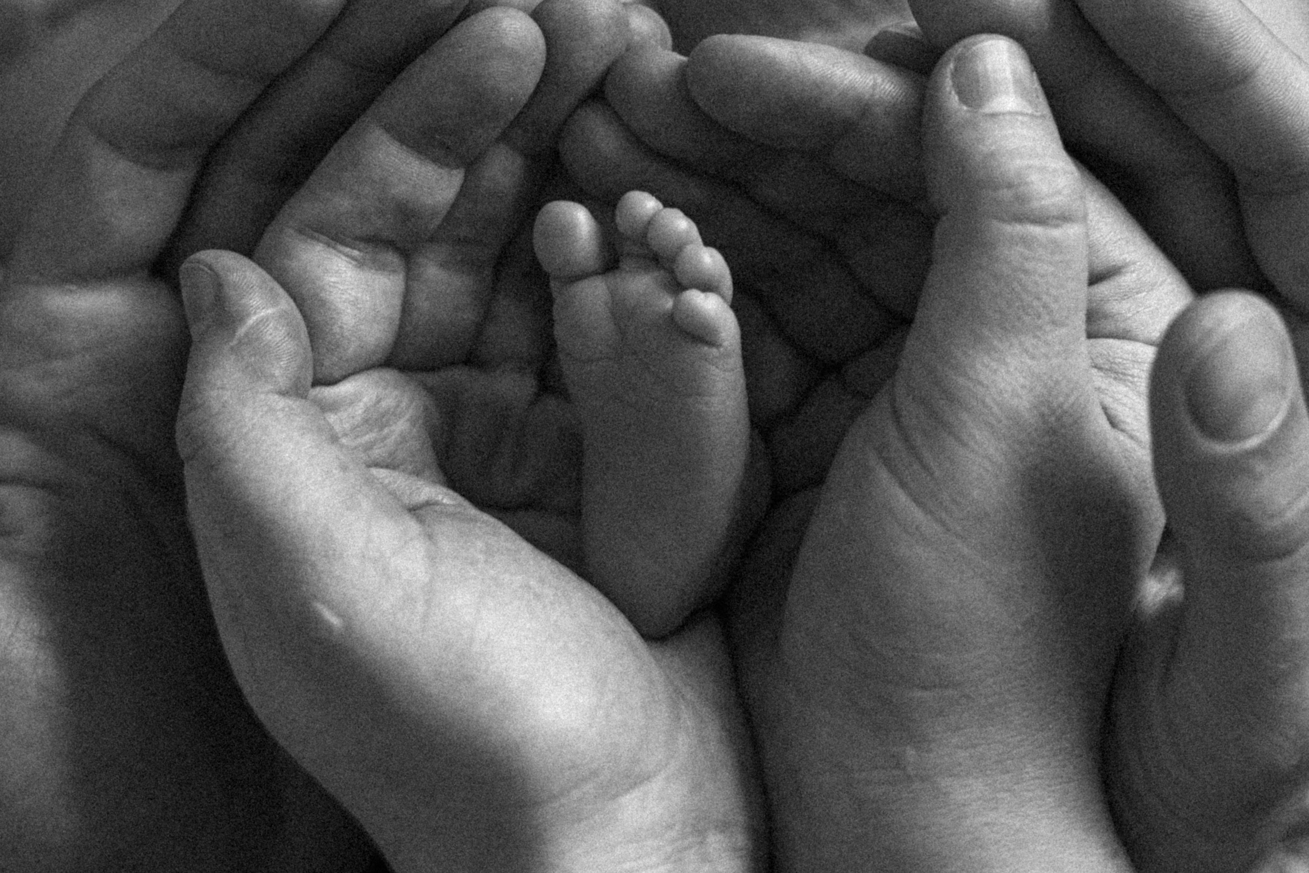 Family photo session at home. home family photo session with a newborn. Ivan Skufinsky — wedding and family photographer in Vancouver