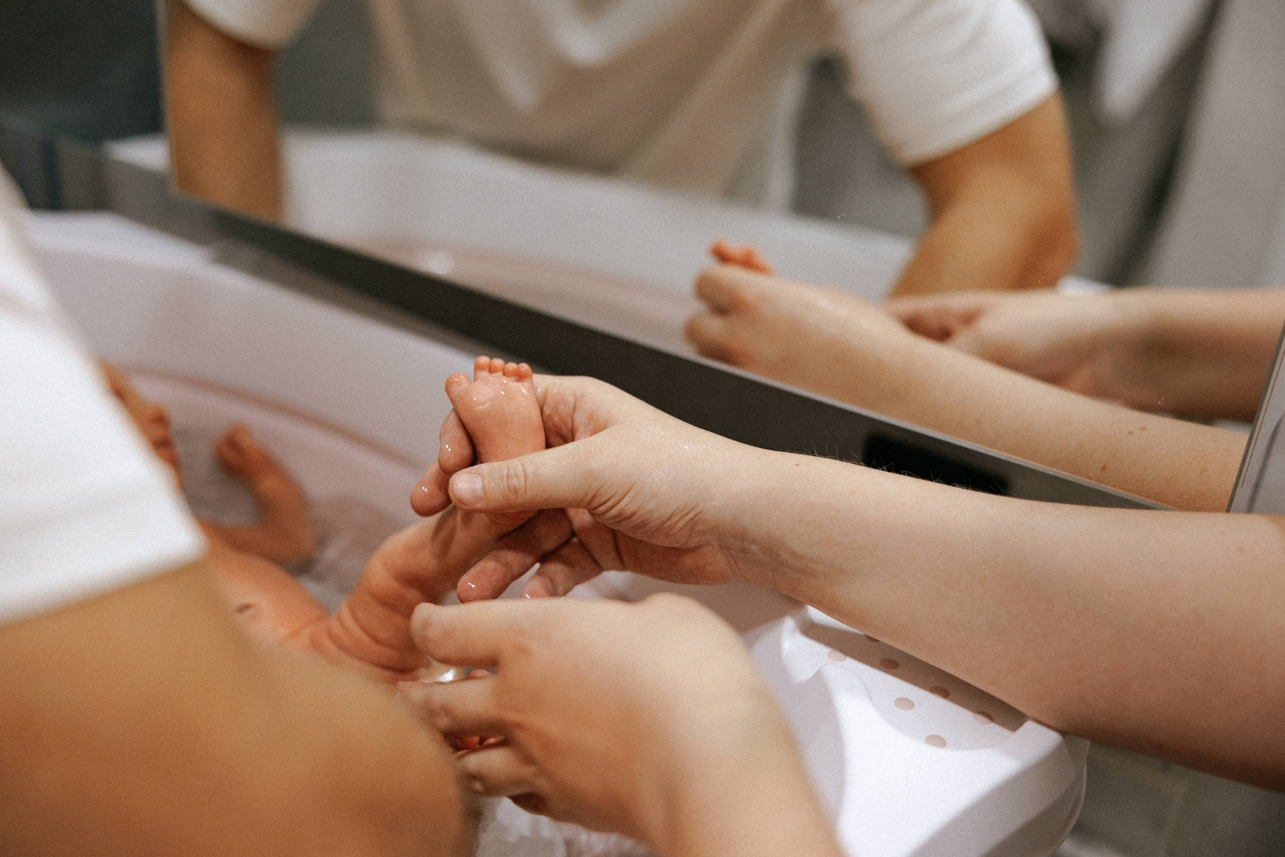 Family photo session at home. home family photo session with a newborn. Ivan Skufinsky — wedding and family photographer in Vancouver