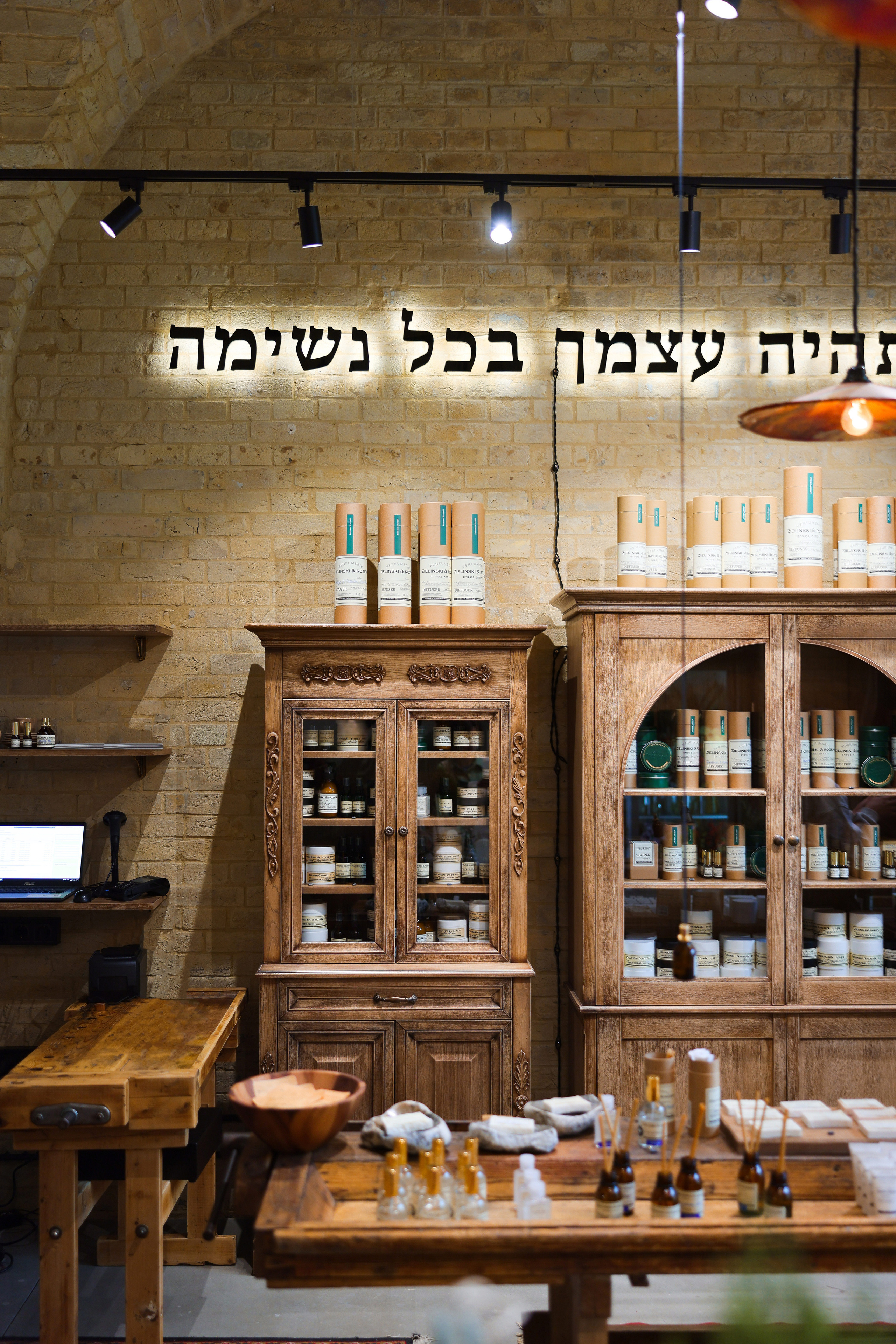 PERFUMERIE ZIELINSKI & ROZEN. Ivan Skufinsky — wedding and family photographer in Vancouver