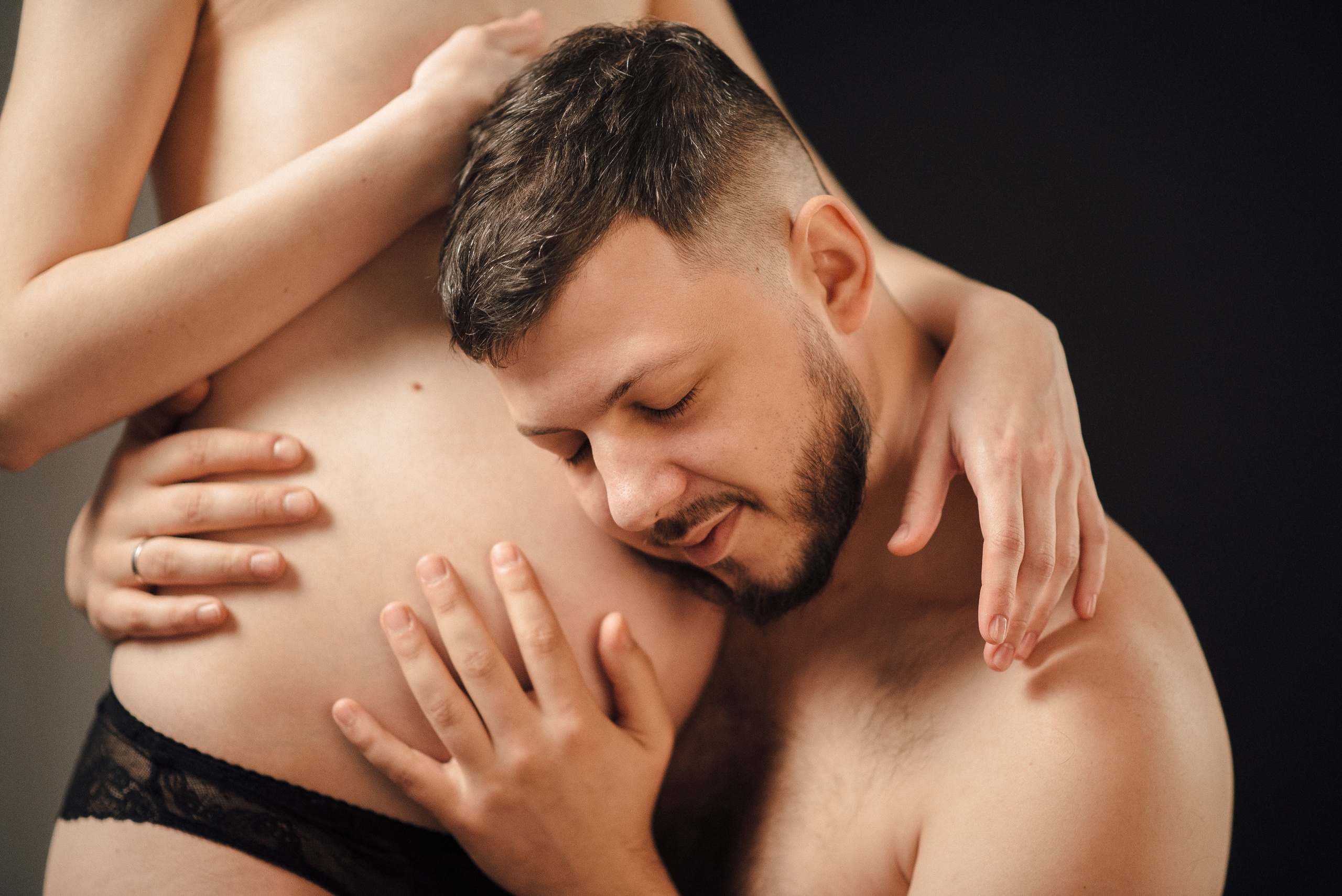 Pregnancy photo session in a photo studio with a dog. Ivan Skufinsky — wedding and family photographer in Vancouver