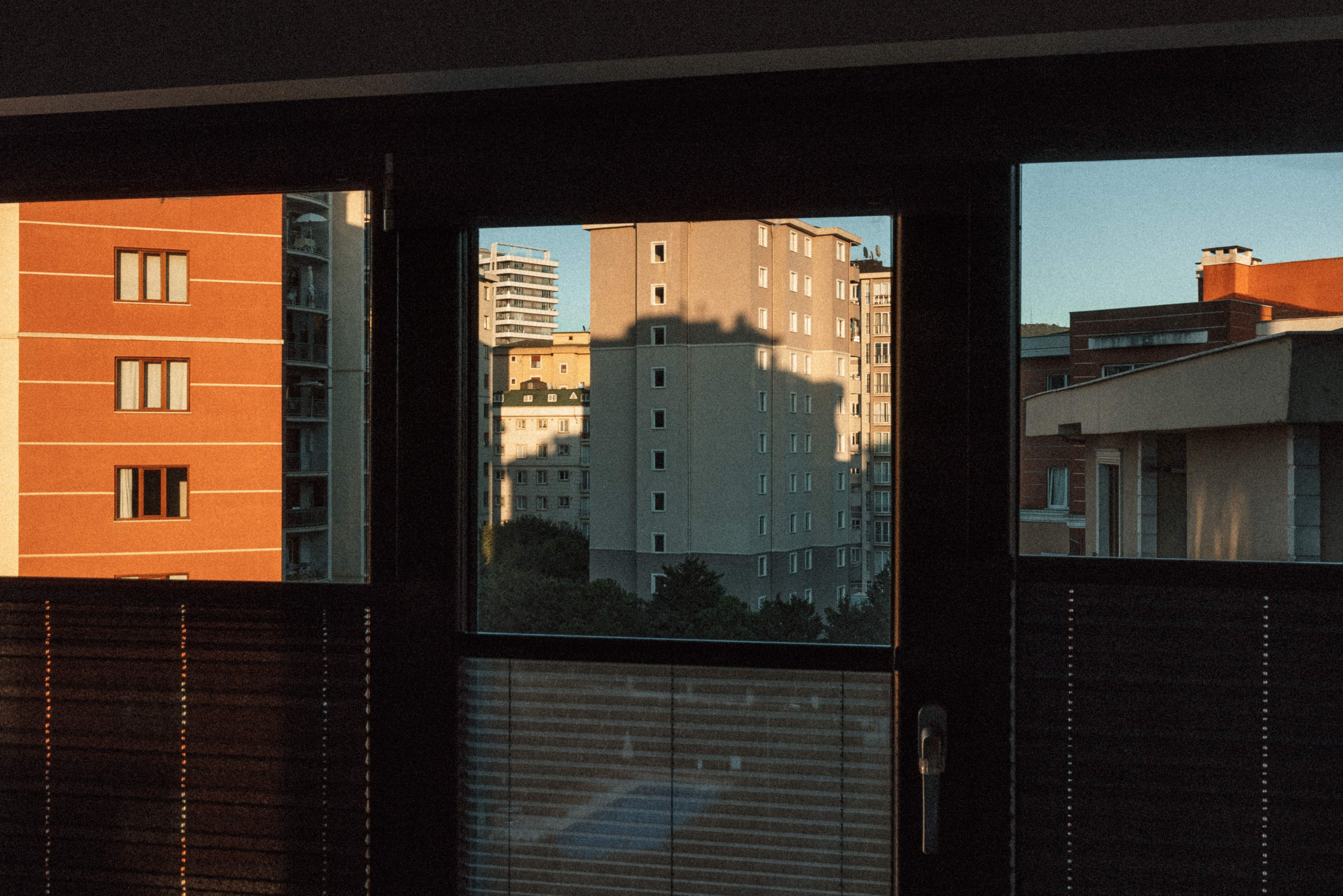 Family photo session at home. home family photo session with a newborn. Ivan Skufinsky — wedding and family photographer in Vancouver