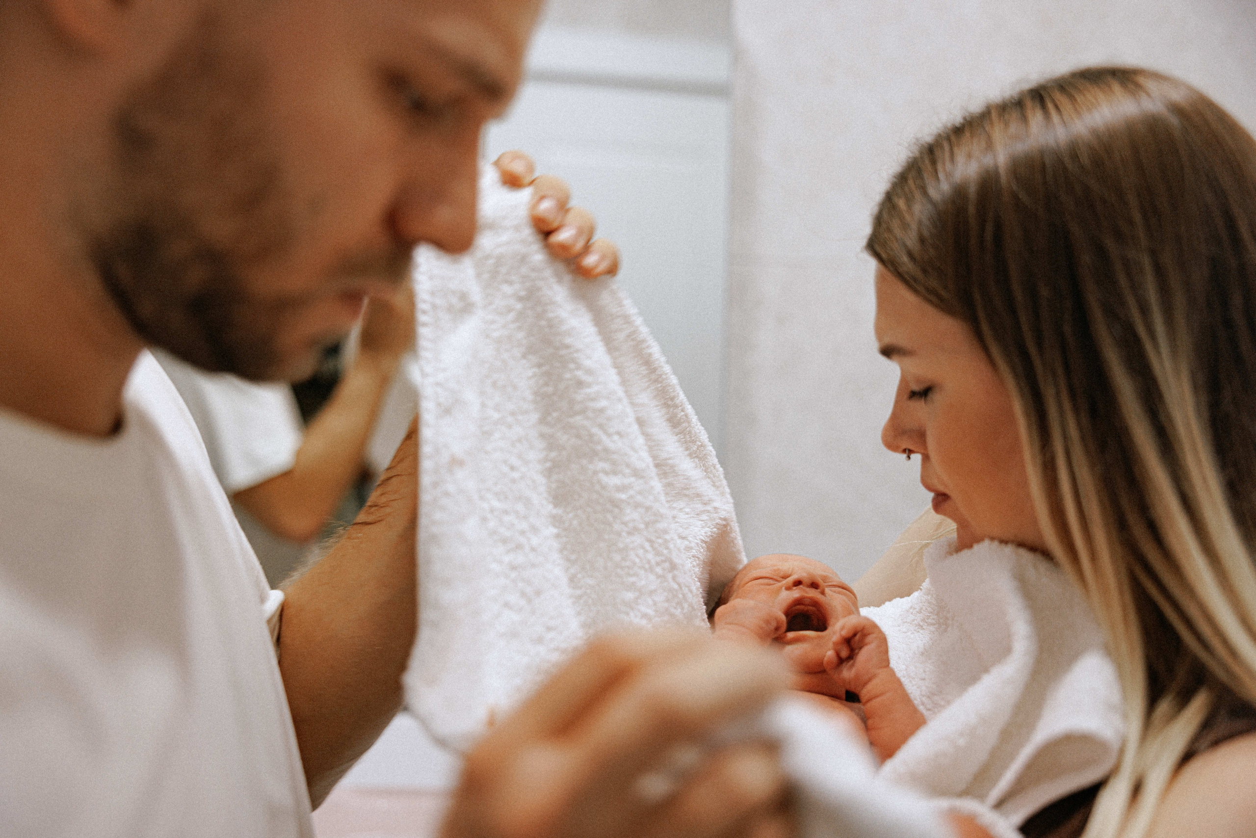 Family photo session at home. home family photo session with a newborn. Ivan Skufinsky — wedding and family photographer in Vancouver