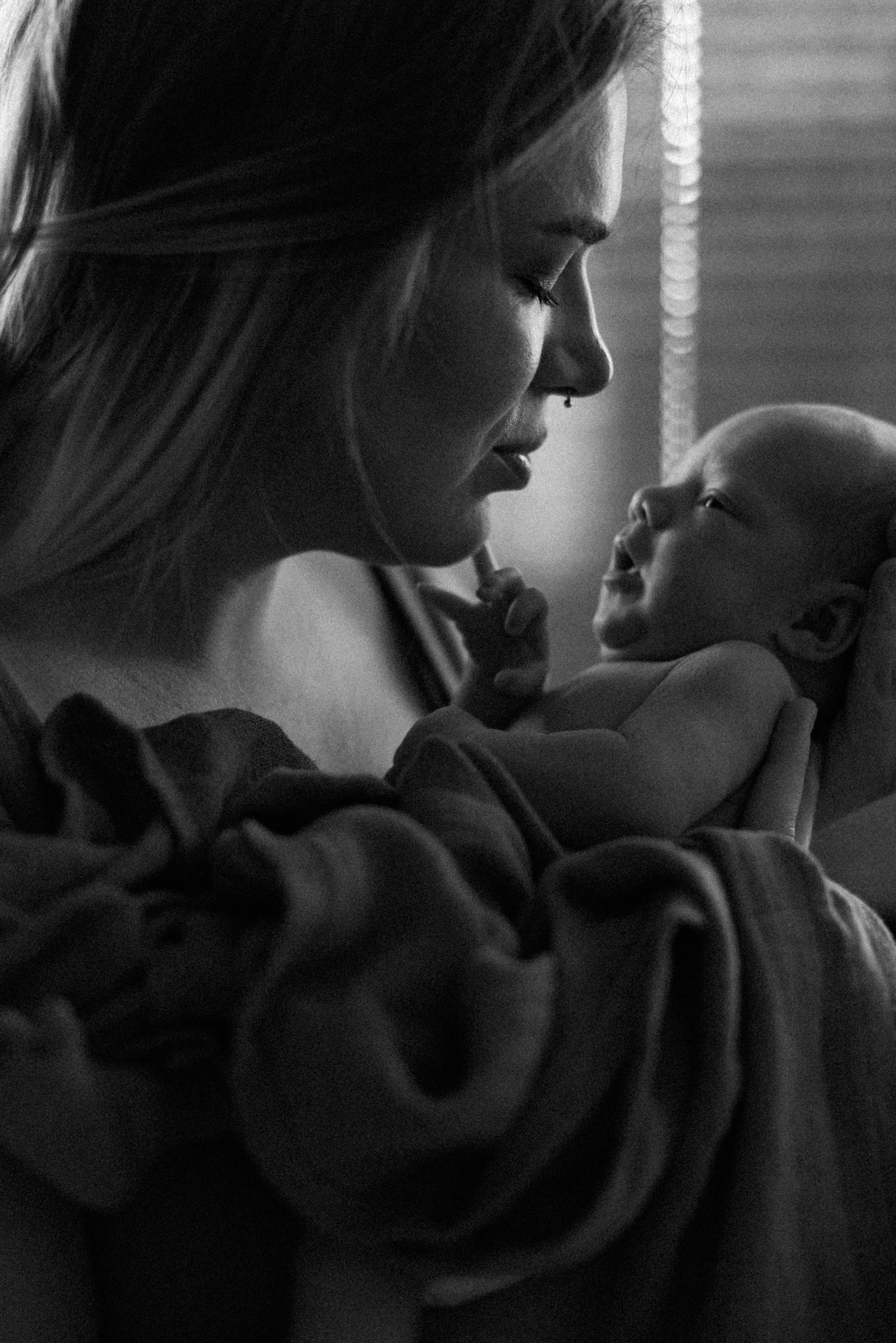 Family photo session at home. home family photo session with a newborn. Ivan Skufinsky — wedding and family photographer in Vancouver