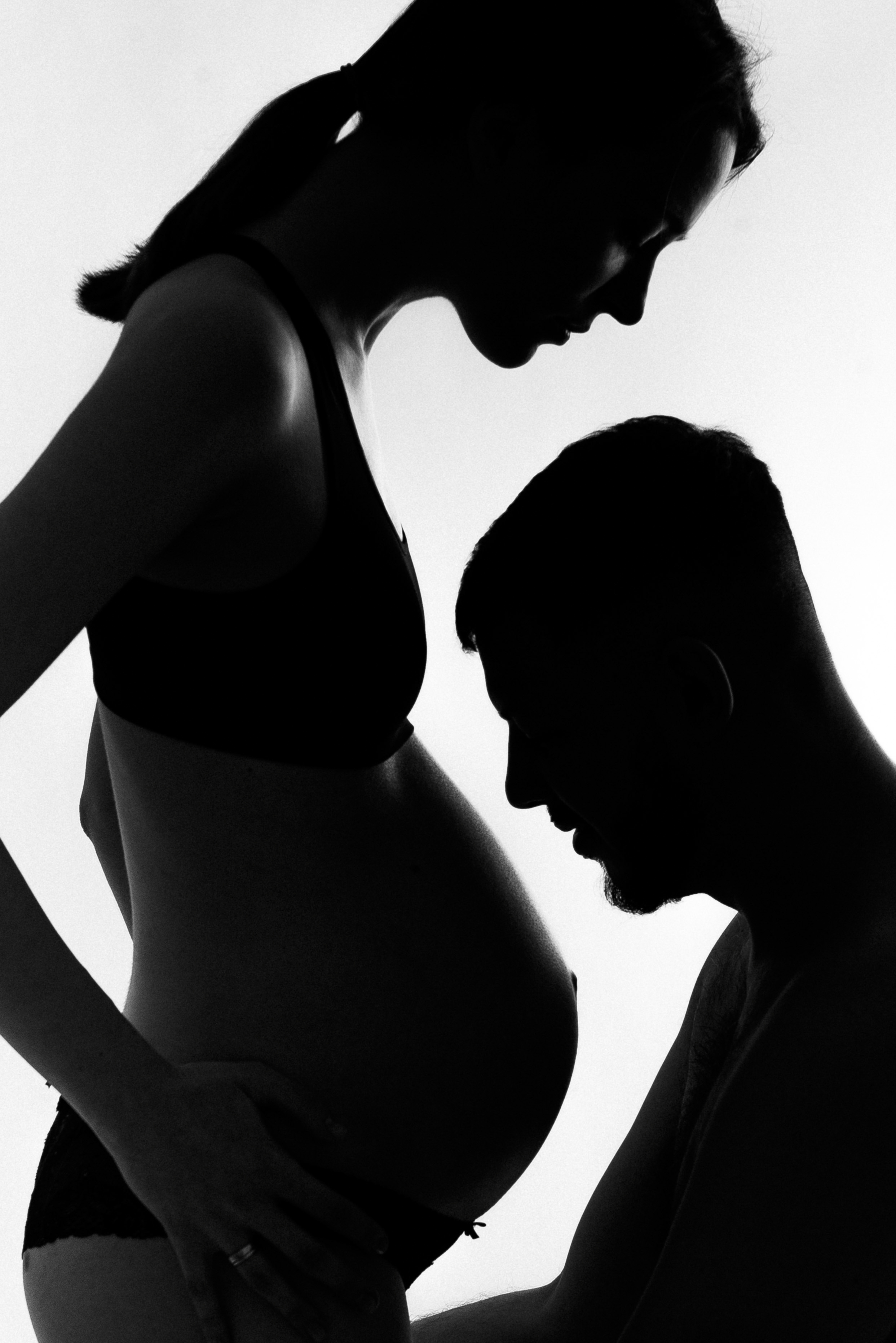 Pregnancy photo session in a photo studio with a dog. Ivan Skufinsky — wedding and family photographer in Vancouver