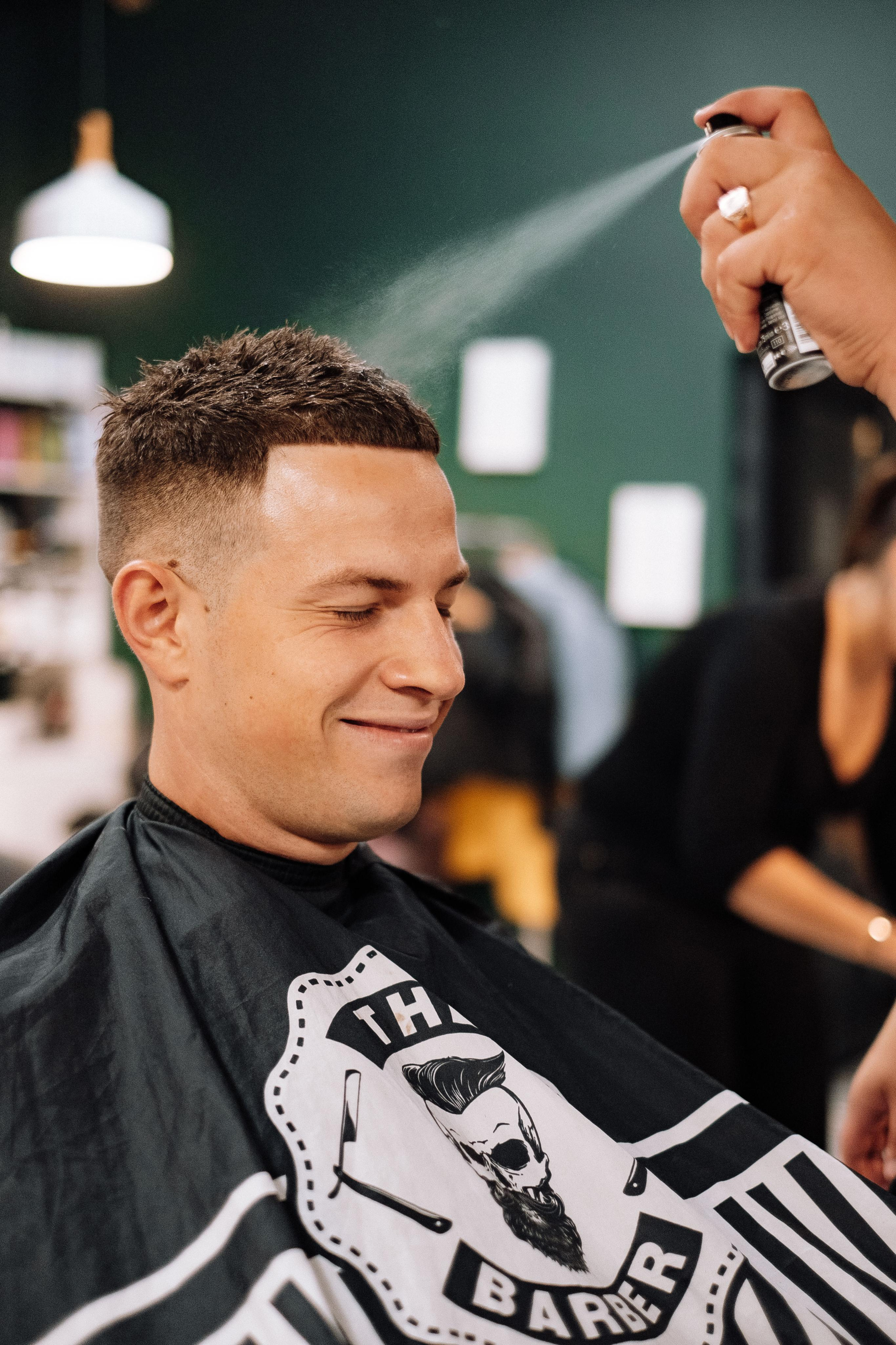 жених в барбершопе, сборы жениха