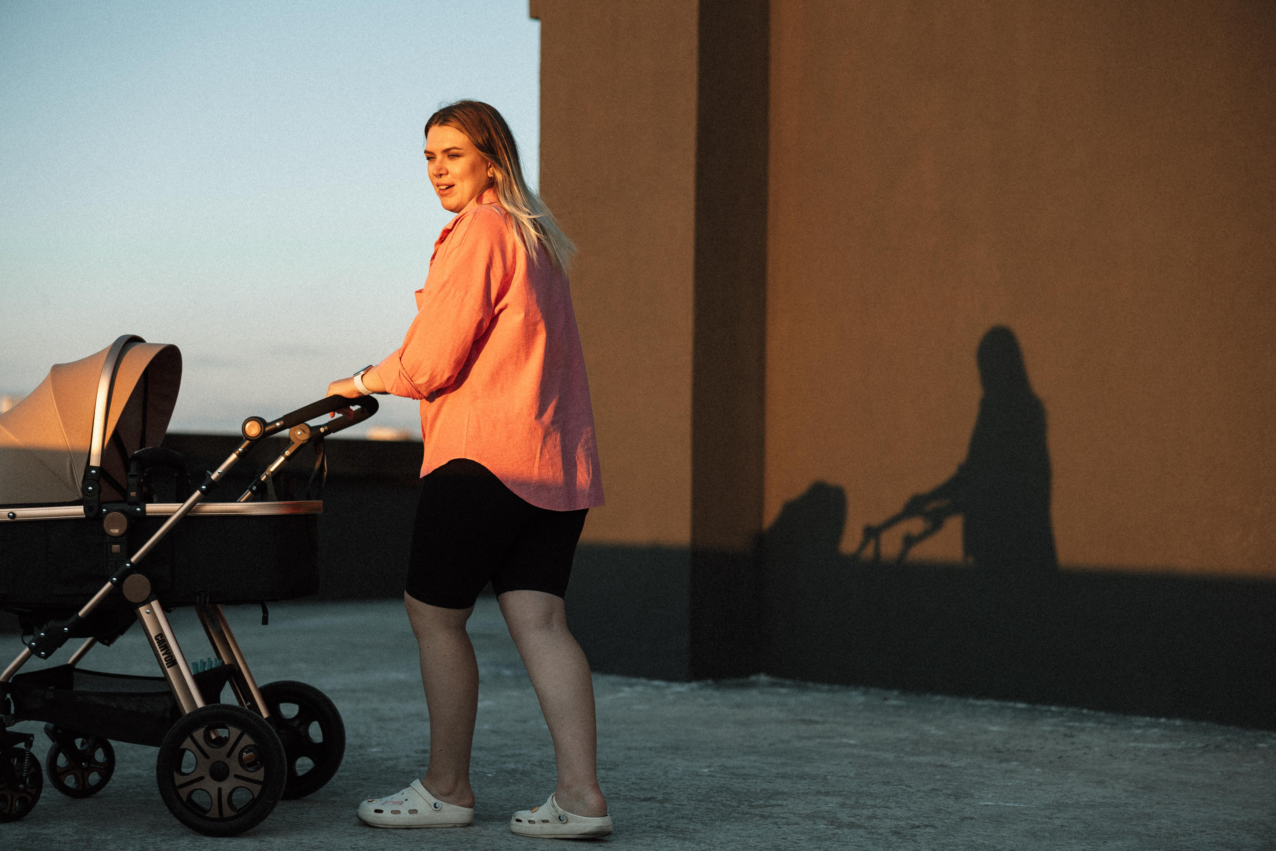 Family photo session at home. home family photo session with a newborn. Ivan Skufinsky — wedding and family photographer in Vancouver