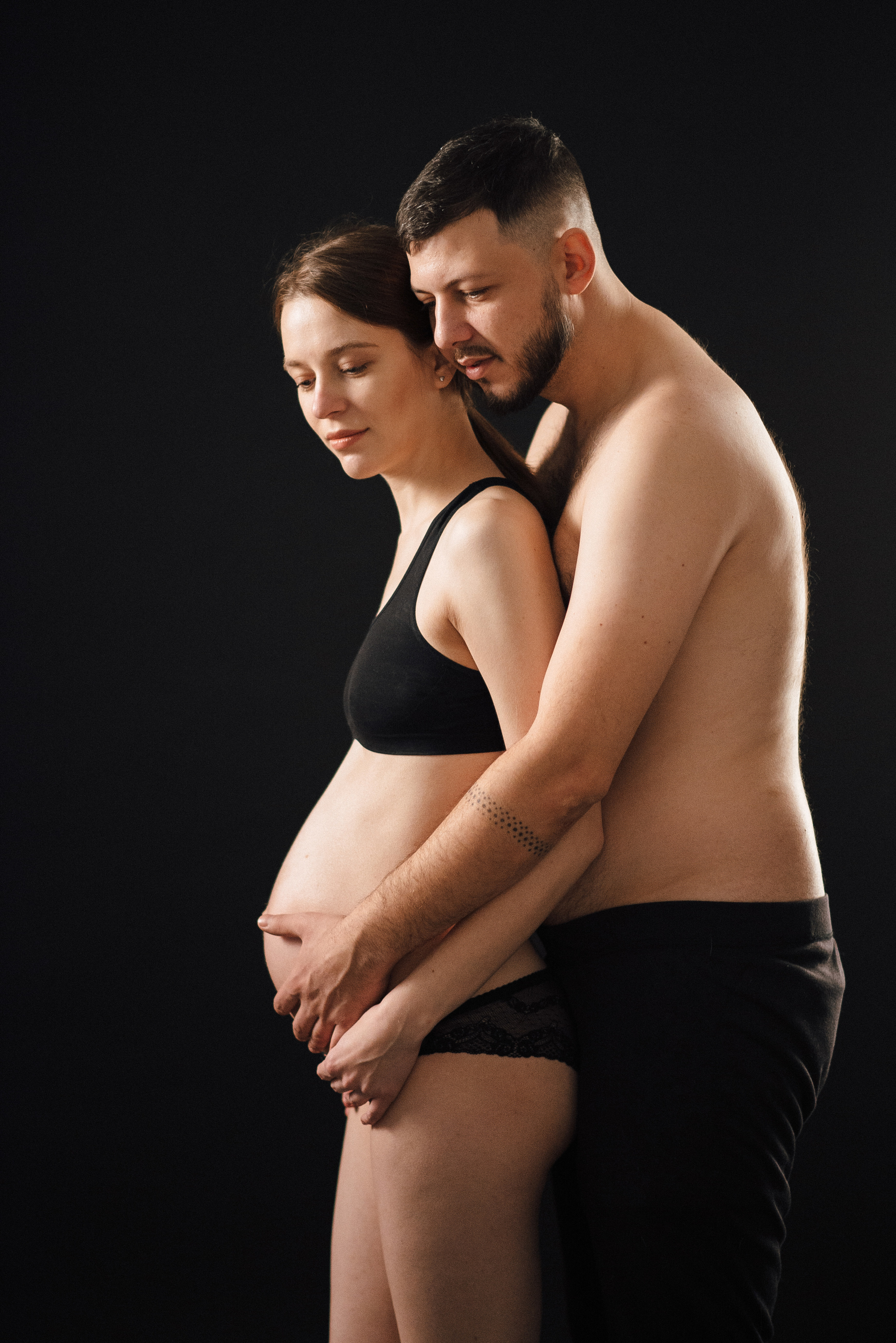 Pregnancy photo session in a photo studio with a dog. Ivan Skufinsky — wedding and family photographer in Vancouver