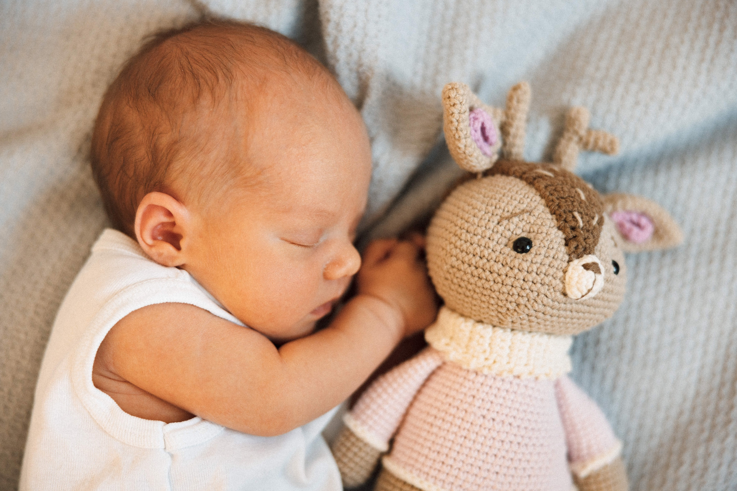 Family photo session at home. home family photo session with a newborn. Ivan Skufinsky — wedding and family photographer in Vancouver