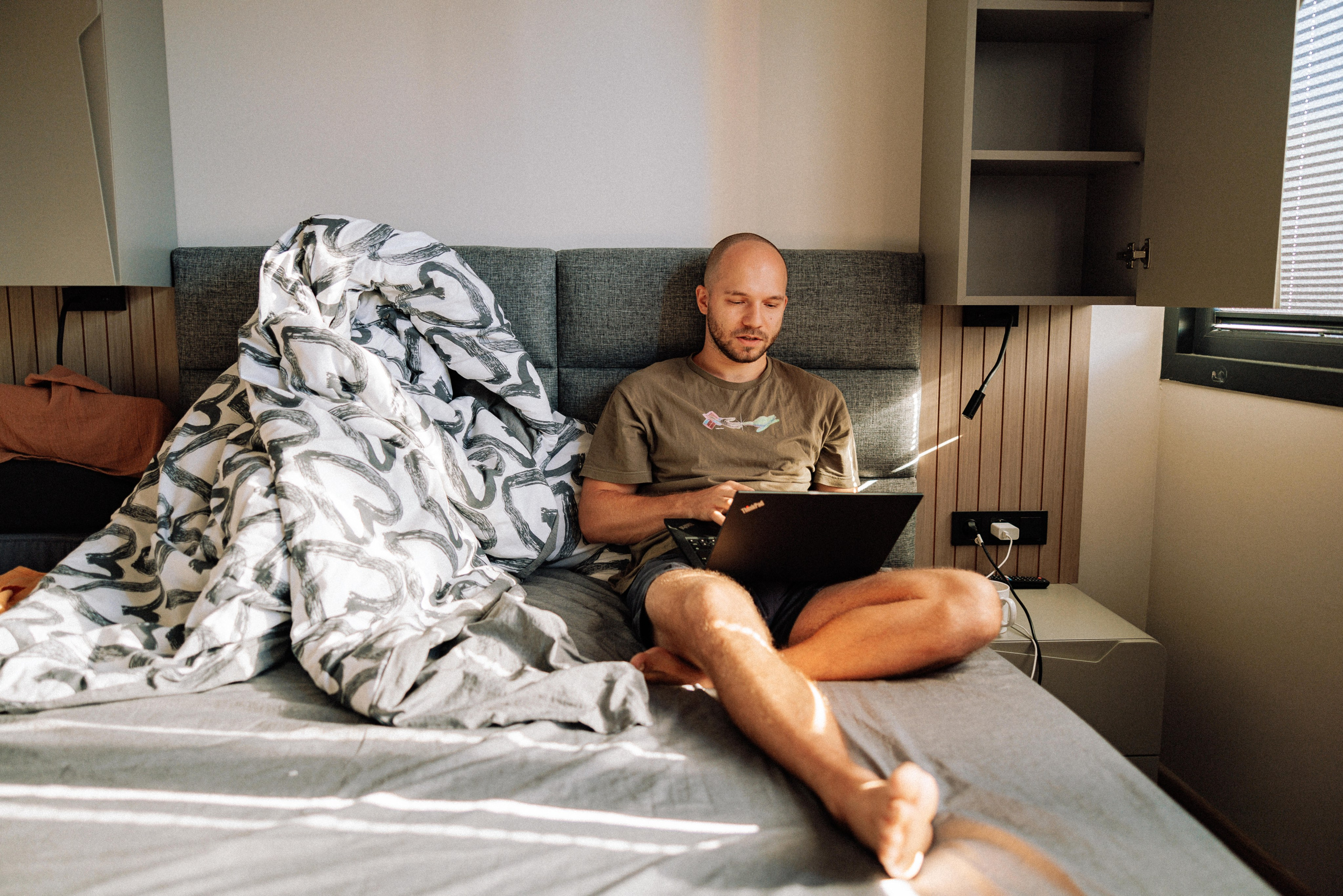 Family photo session at home. home family photo session with a newborn. Ivan Skufinsky — wedding and family photographer in Vancouver