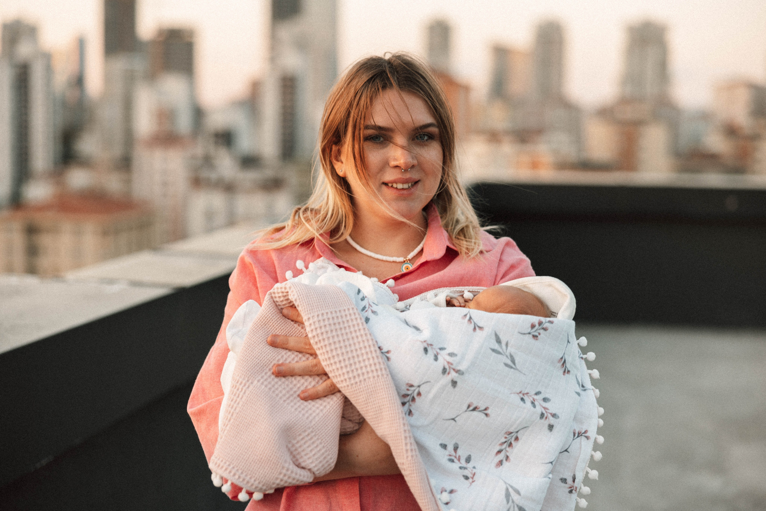 Family photo session at home. home family photo session with a newborn. Ivan Skufinsky — wedding and family photographer in Vancouver