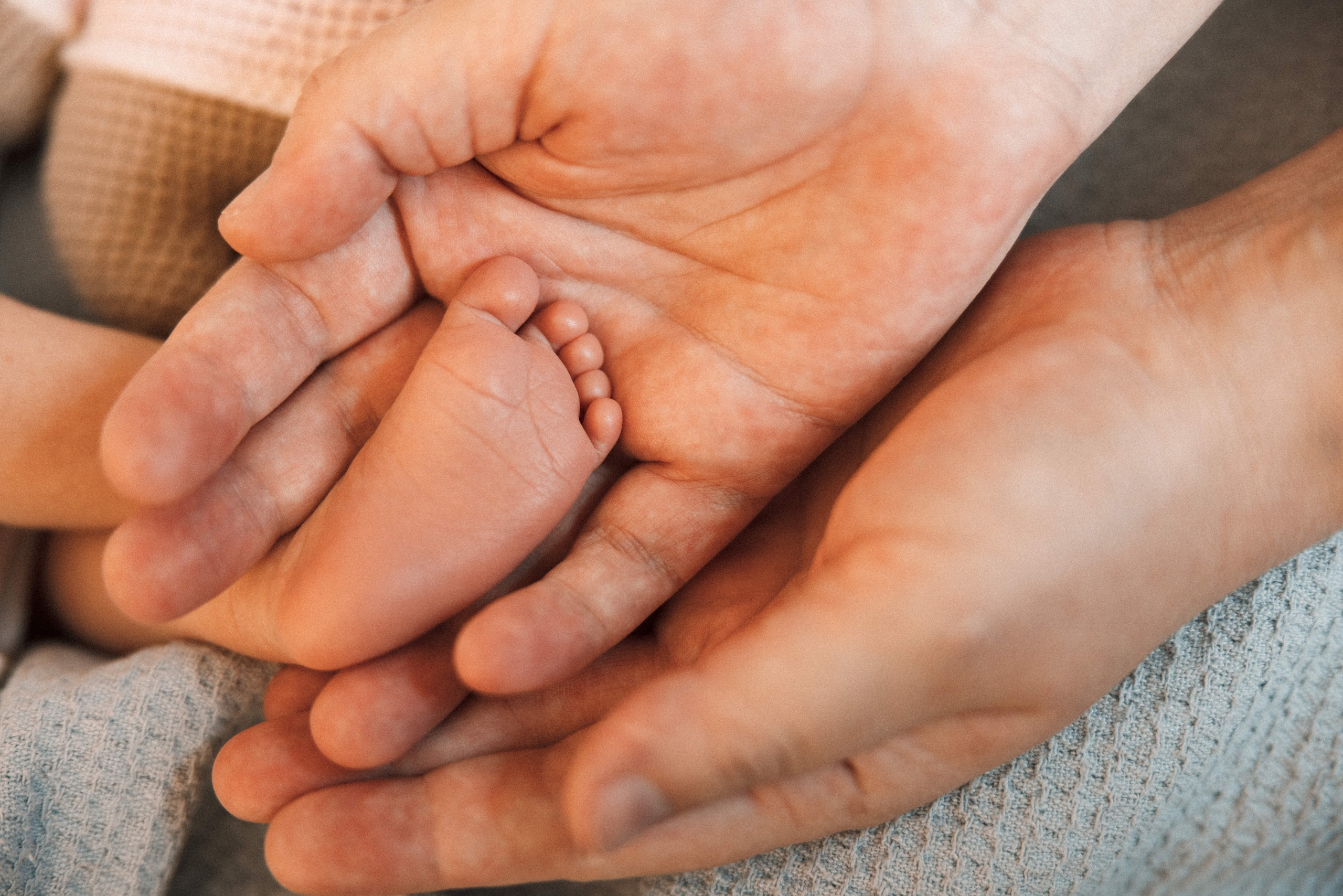 Family photo session at home. home family photo session with a newborn. Ivan Skufinsky — wedding and family photographer in Vancouver