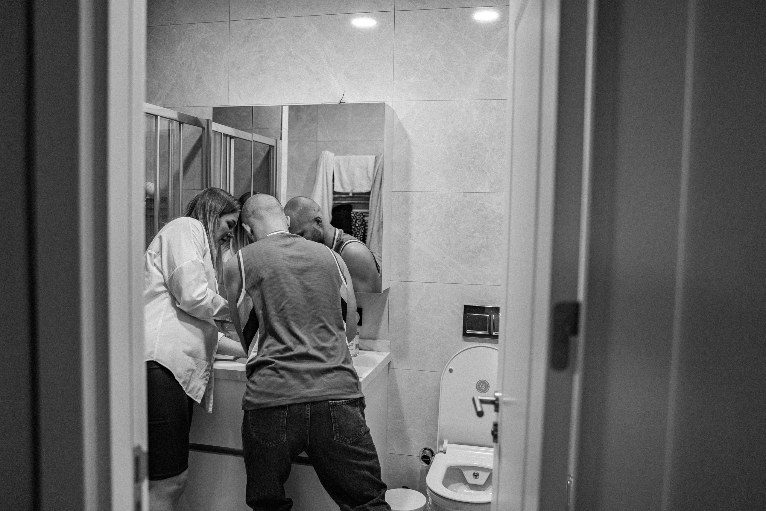 Family photo session at home. home family photo session with a newborn. Ivan Skufinsky — wedding and family photographer in Vancouver