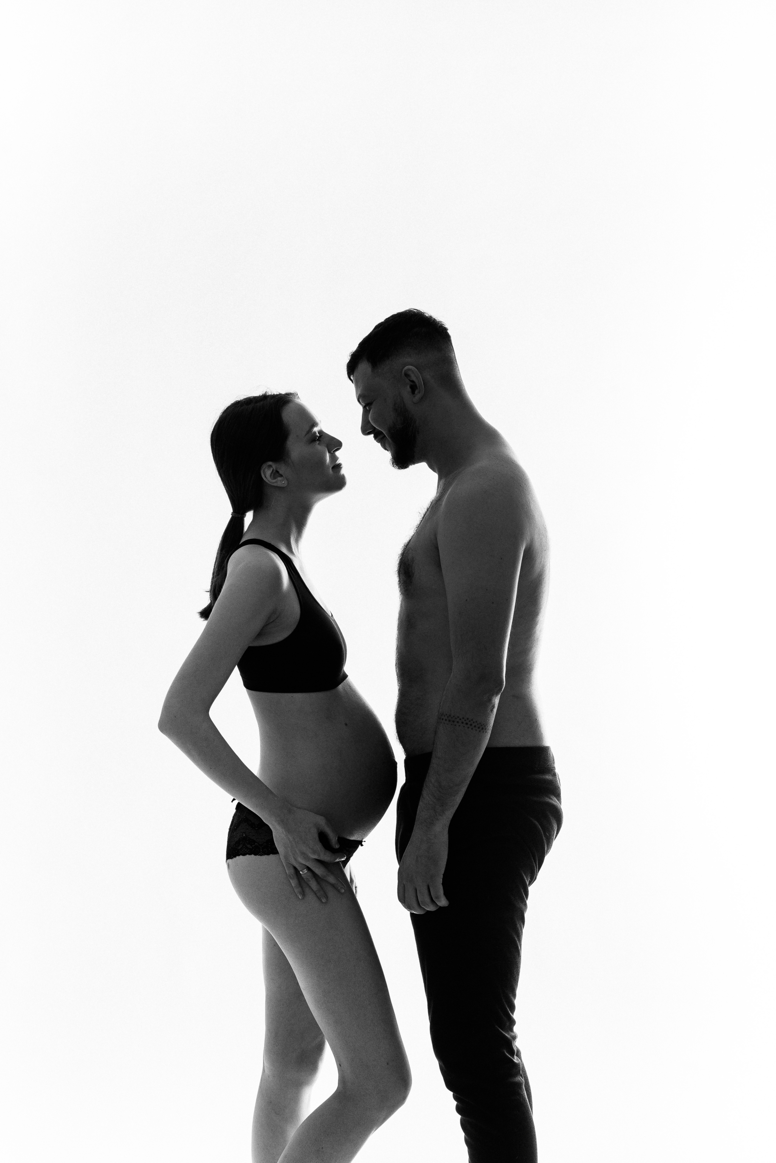 Pregnancy photo session in a photo studio with a dog. Ivan Skufinsky — wedding and family photographer in Vancouver