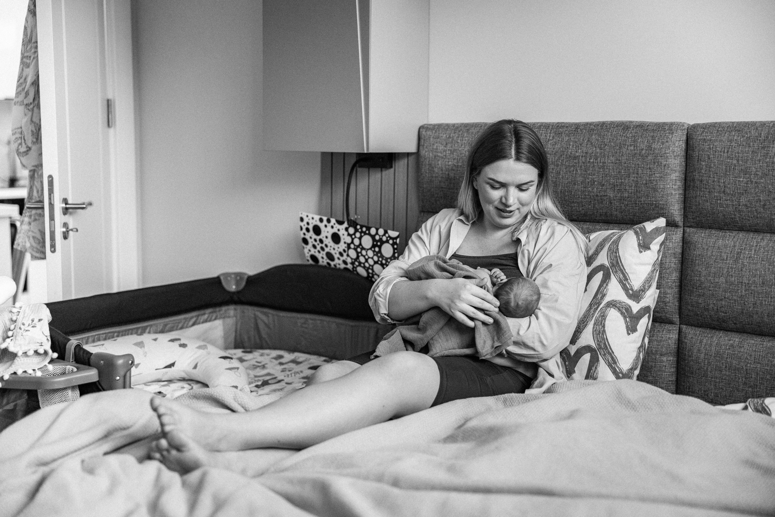 Family photo session at home. home family photo session with a newborn. Ivan Skufinsky — wedding and family photographer in Vancouver