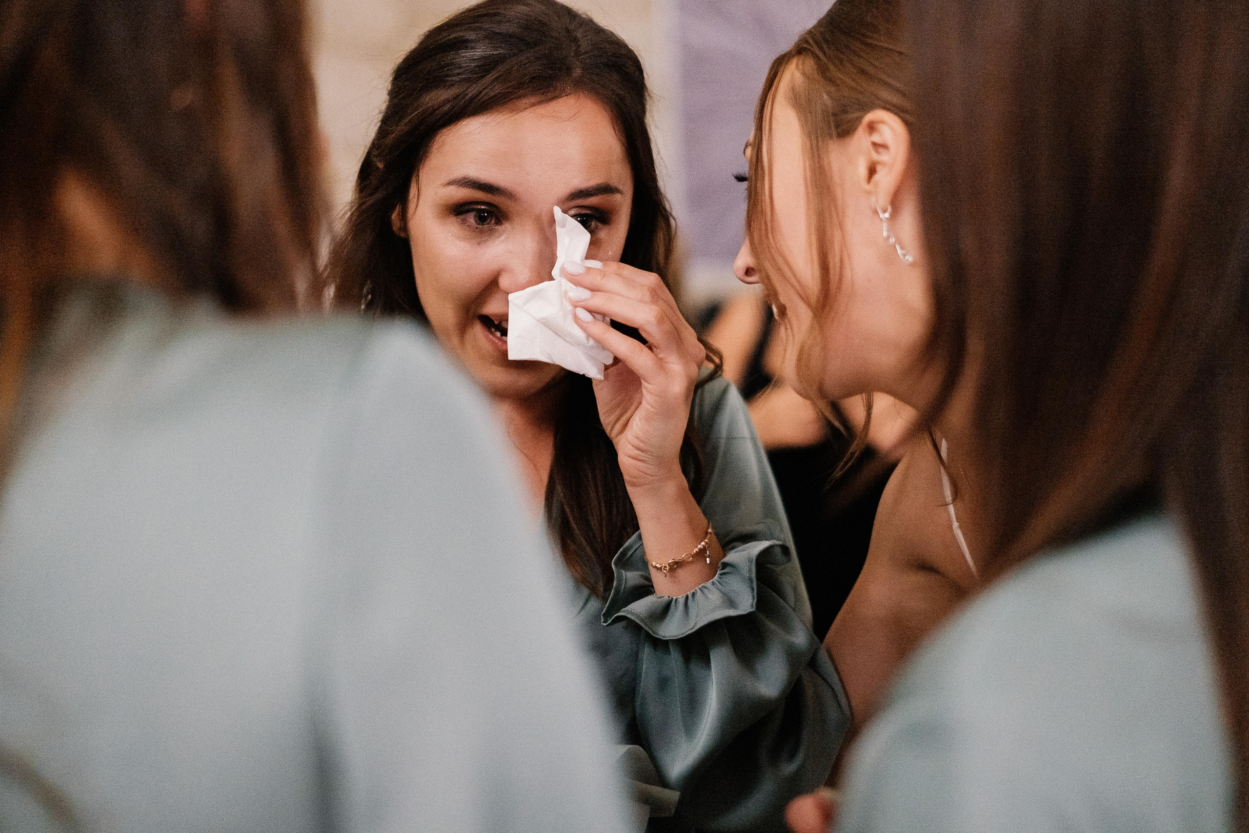 девушка плачет