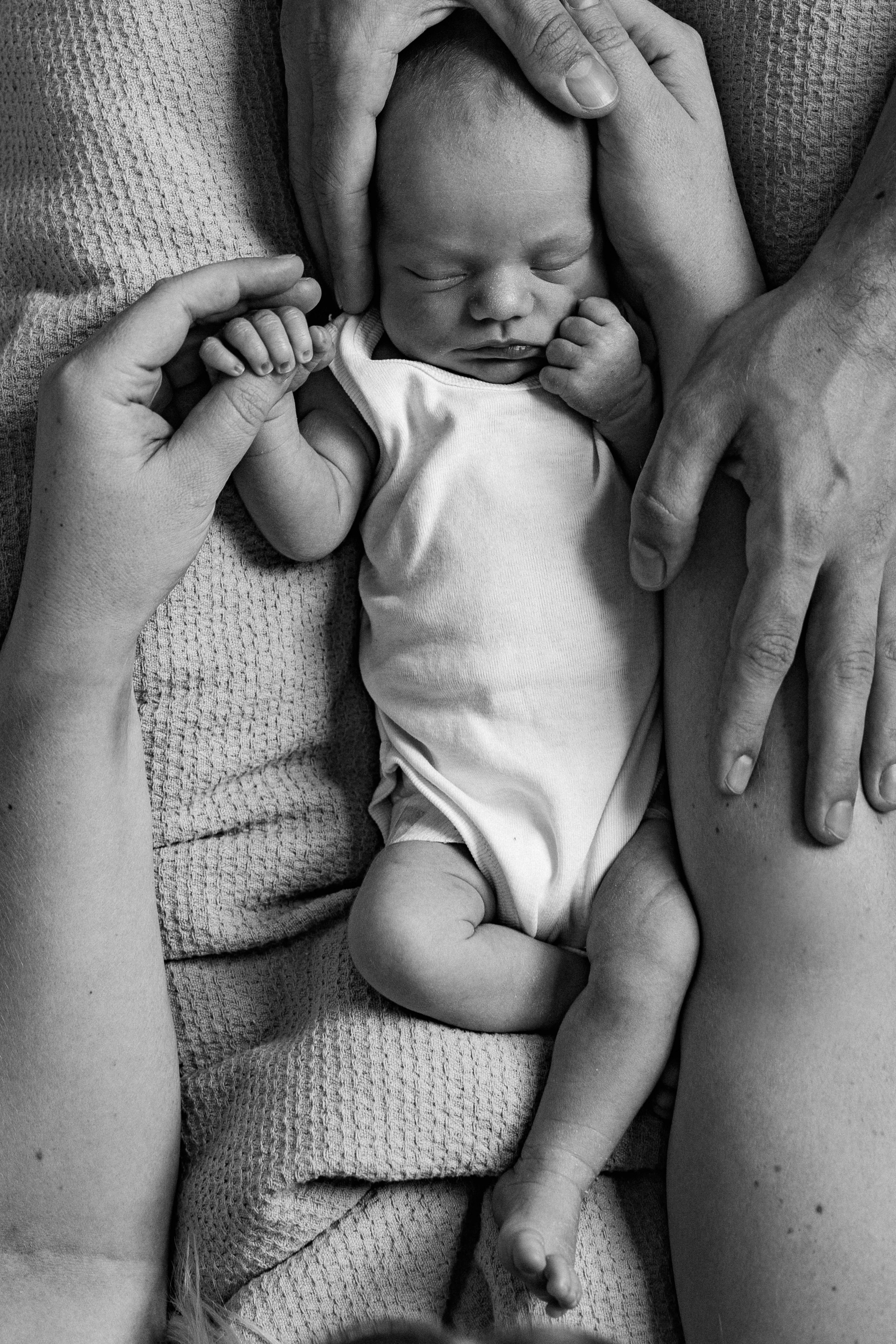 Family photo session at home. home family photo session with a newborn. Ivan Skufinsky — wedding and family photographer in Vancouver