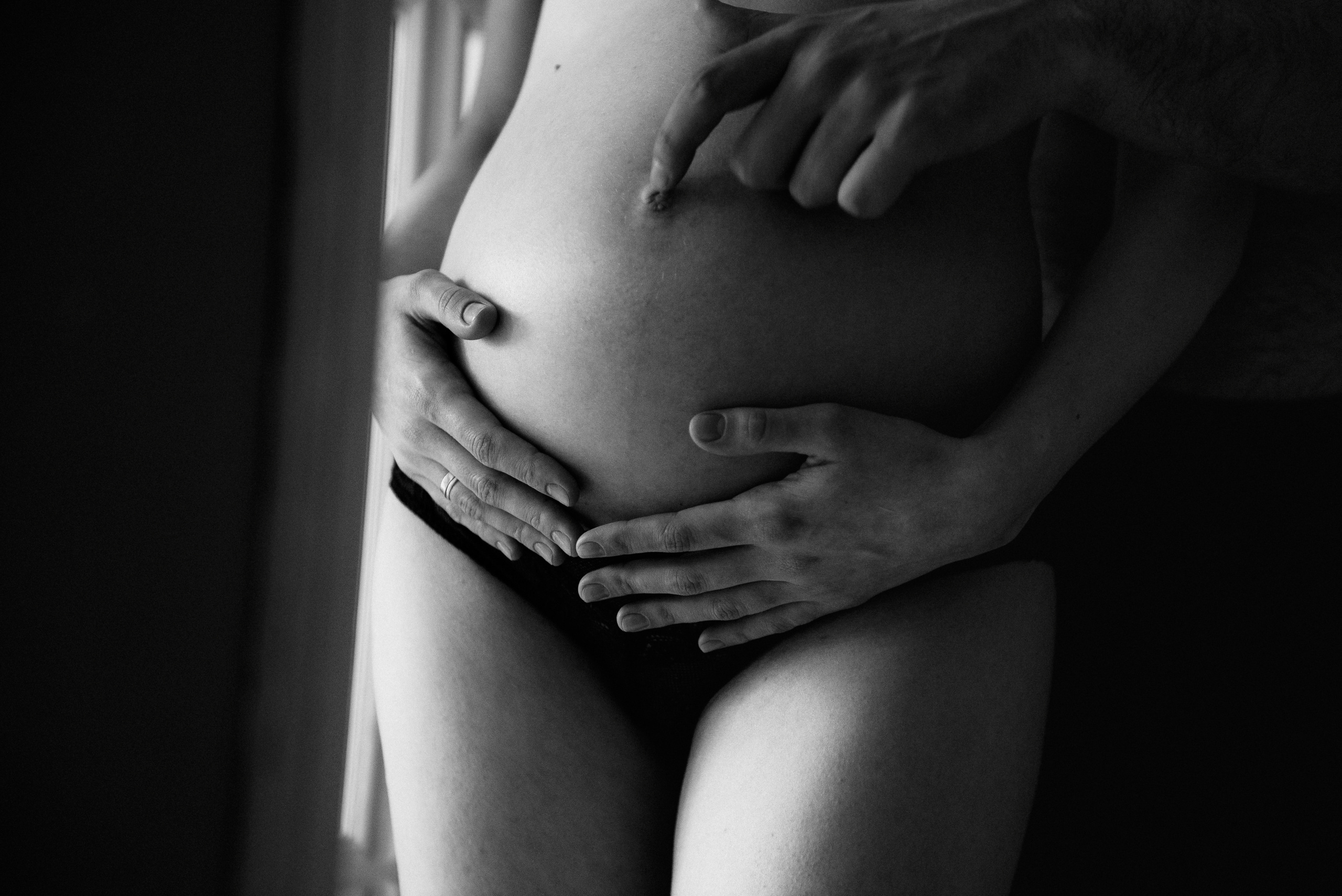 Pregnancy photo session in a photo studio with a dog. Ivan Skufinsky — wedding and family photographer in Vancouver