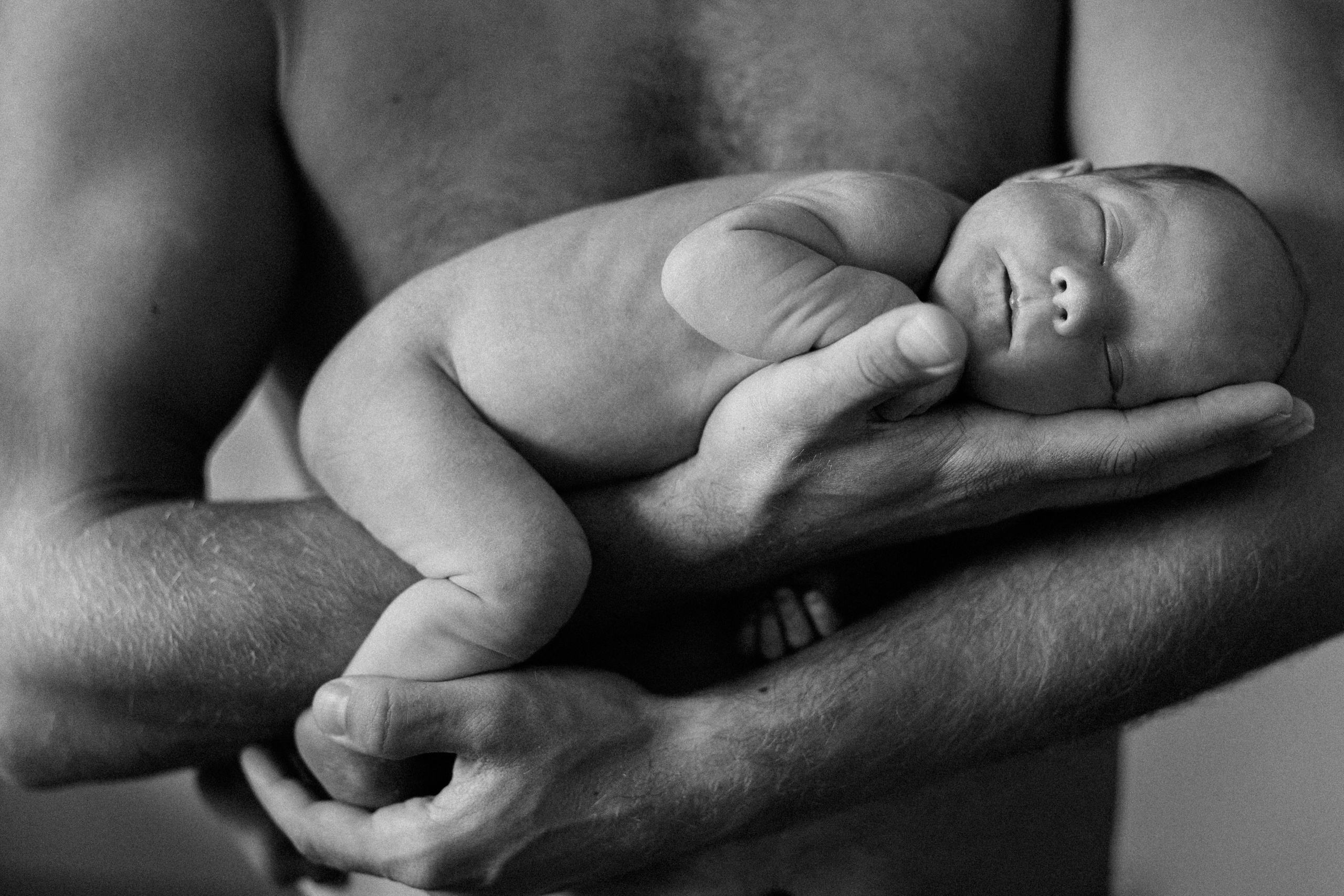 Family photo session at home. home family photo session with a newborn. Ivan Skufinsky — wedding and family photographer in Vancouver