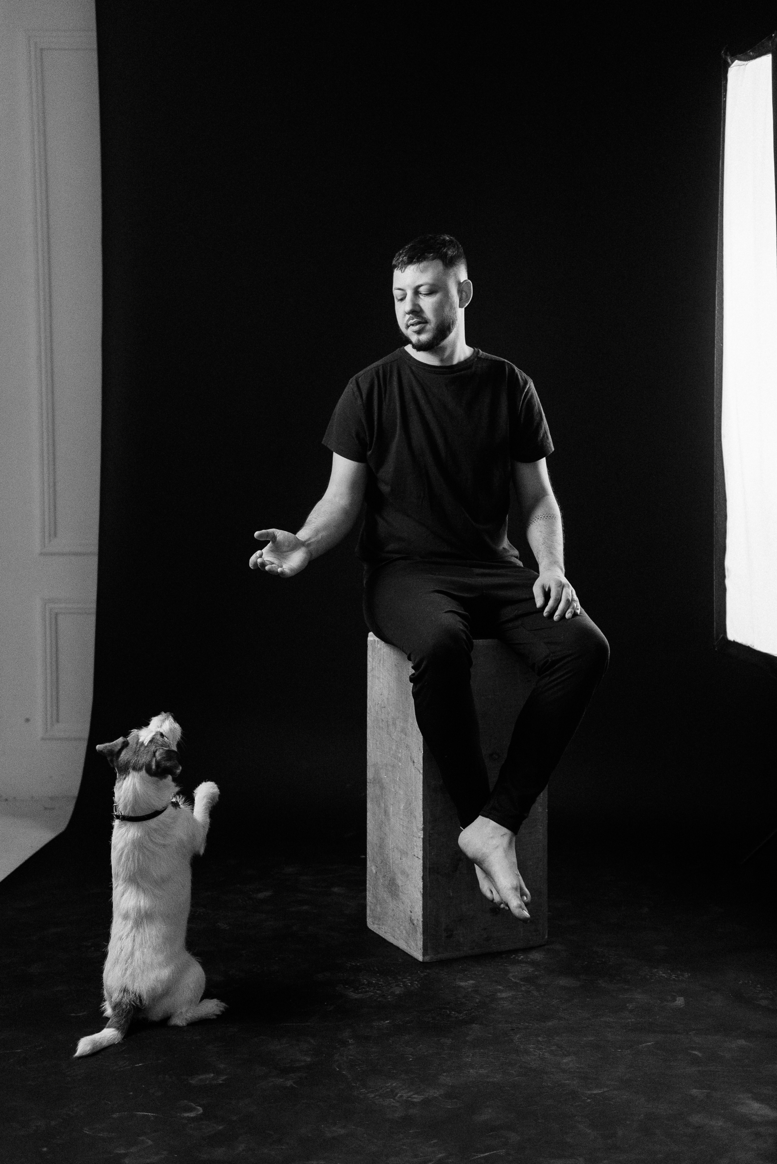 Pregnancy photo session in a photo studio with a dog. Ivan Skufinsky — wedding and family photographer in Vancouver