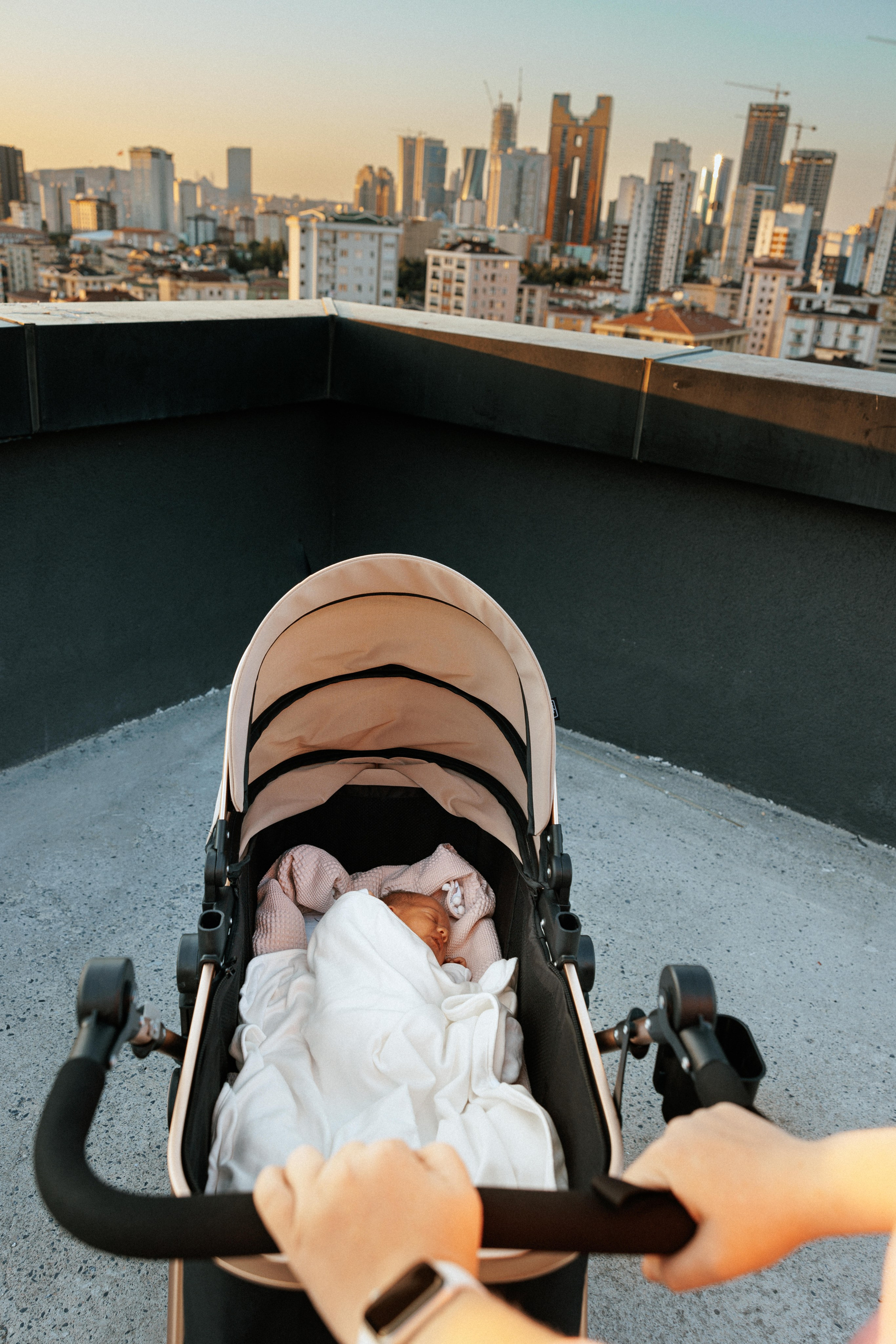 Family photo session at home. home family photo session with a newborn. Ivan Skufinsky — wedding and family photographer in Vancouver