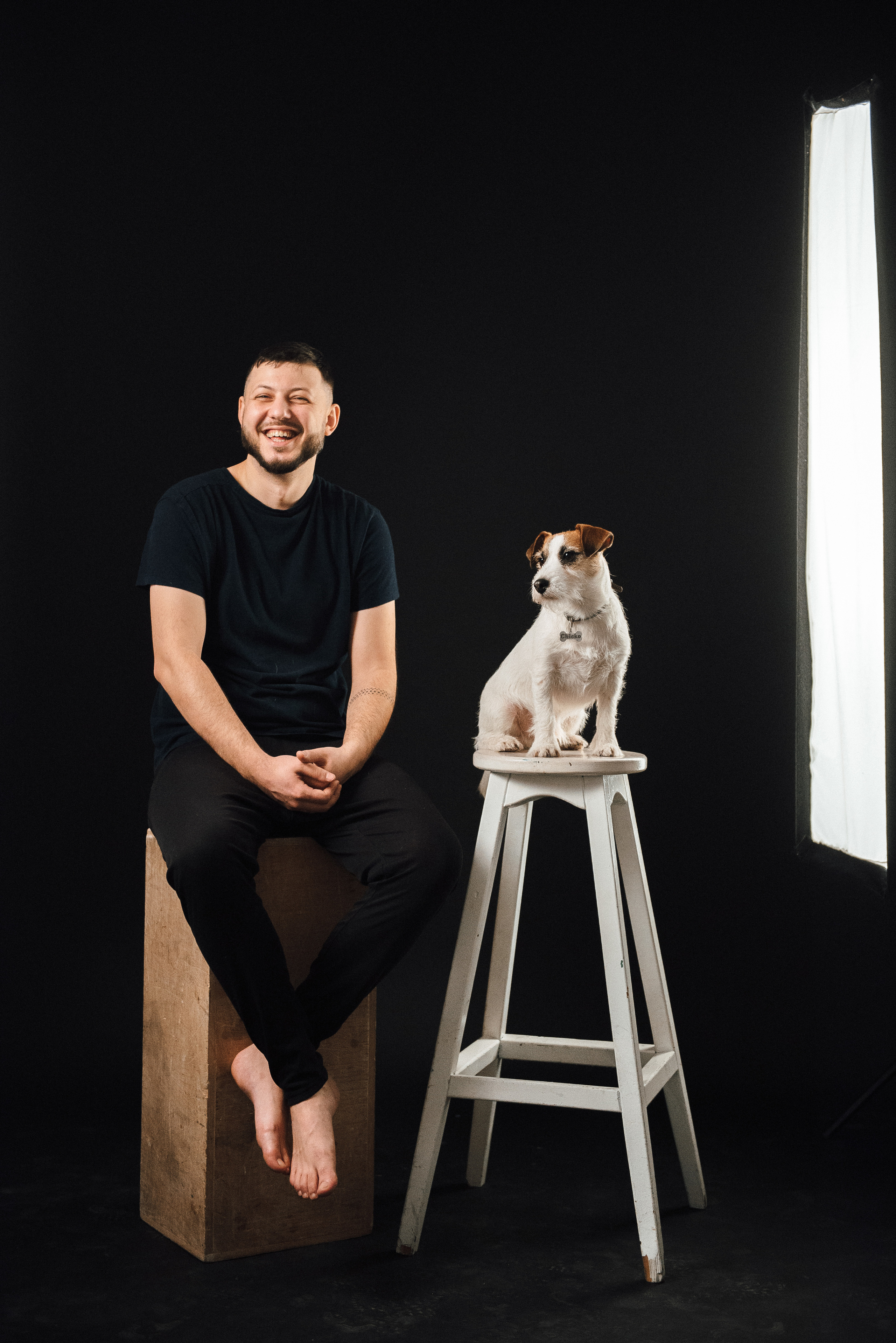 Pregnancy photo session in a photo studio with a dog. Ivan Skufinsky — wedding and family photographer in Vancouver