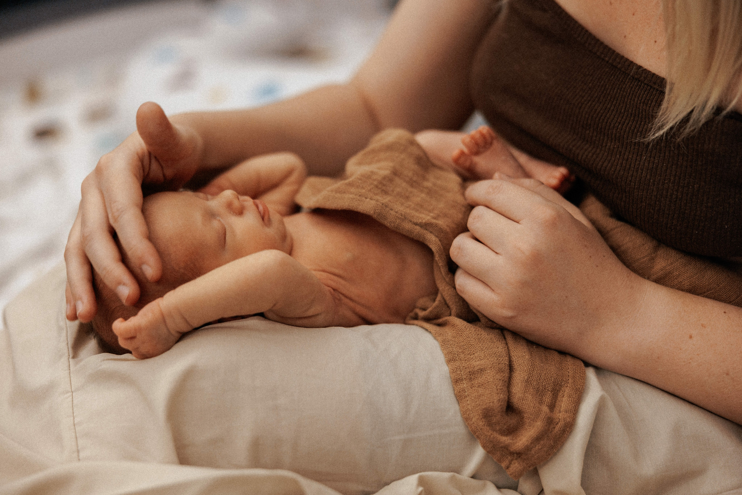 Family photo session at home. home family photo session with a newborn. Ivan Skufinsky — wedding and family photographer in Vancouver