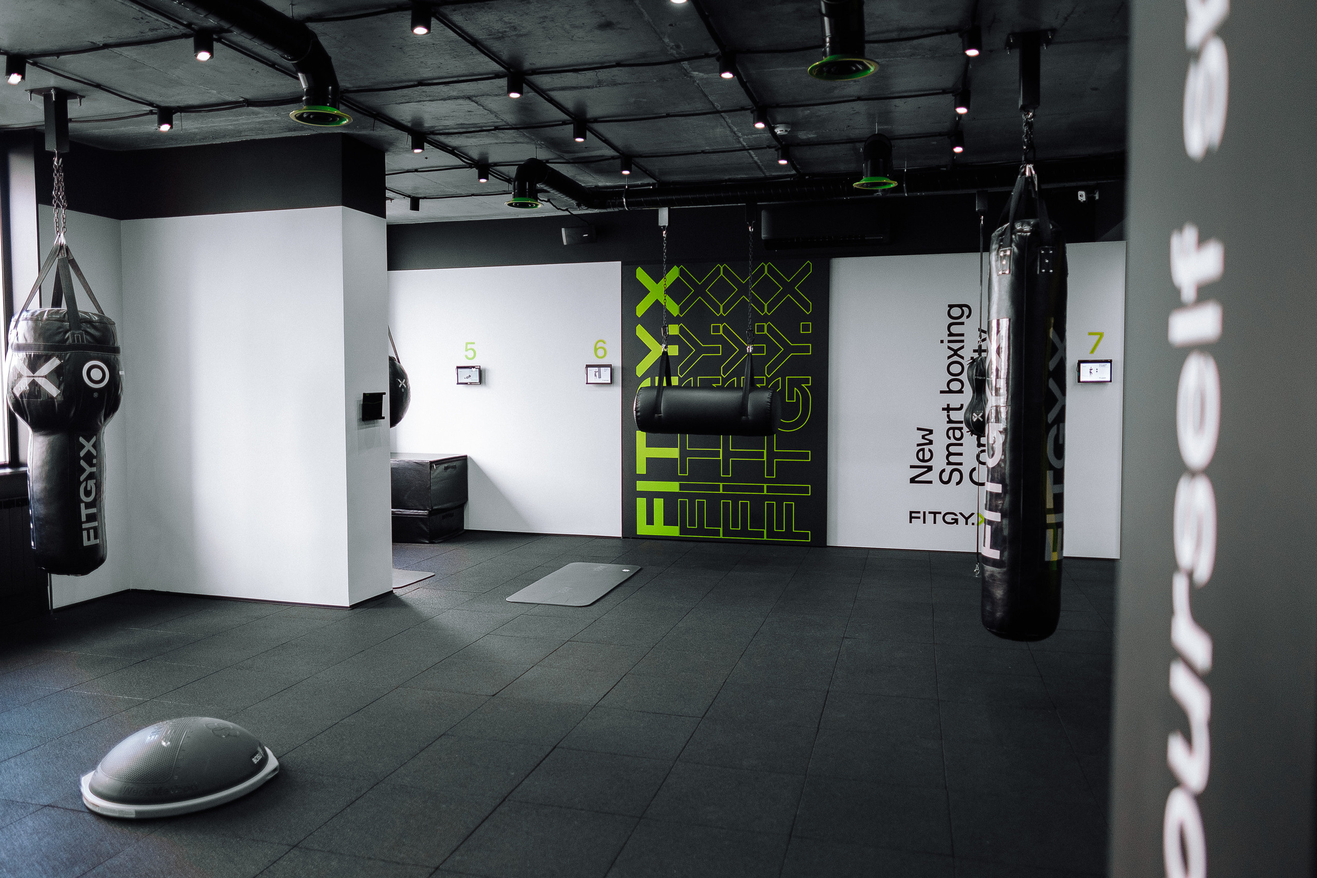 FitgyX контент 1 интерьер. Ivan Skufinsky — wedding and family photographer in Vancouver