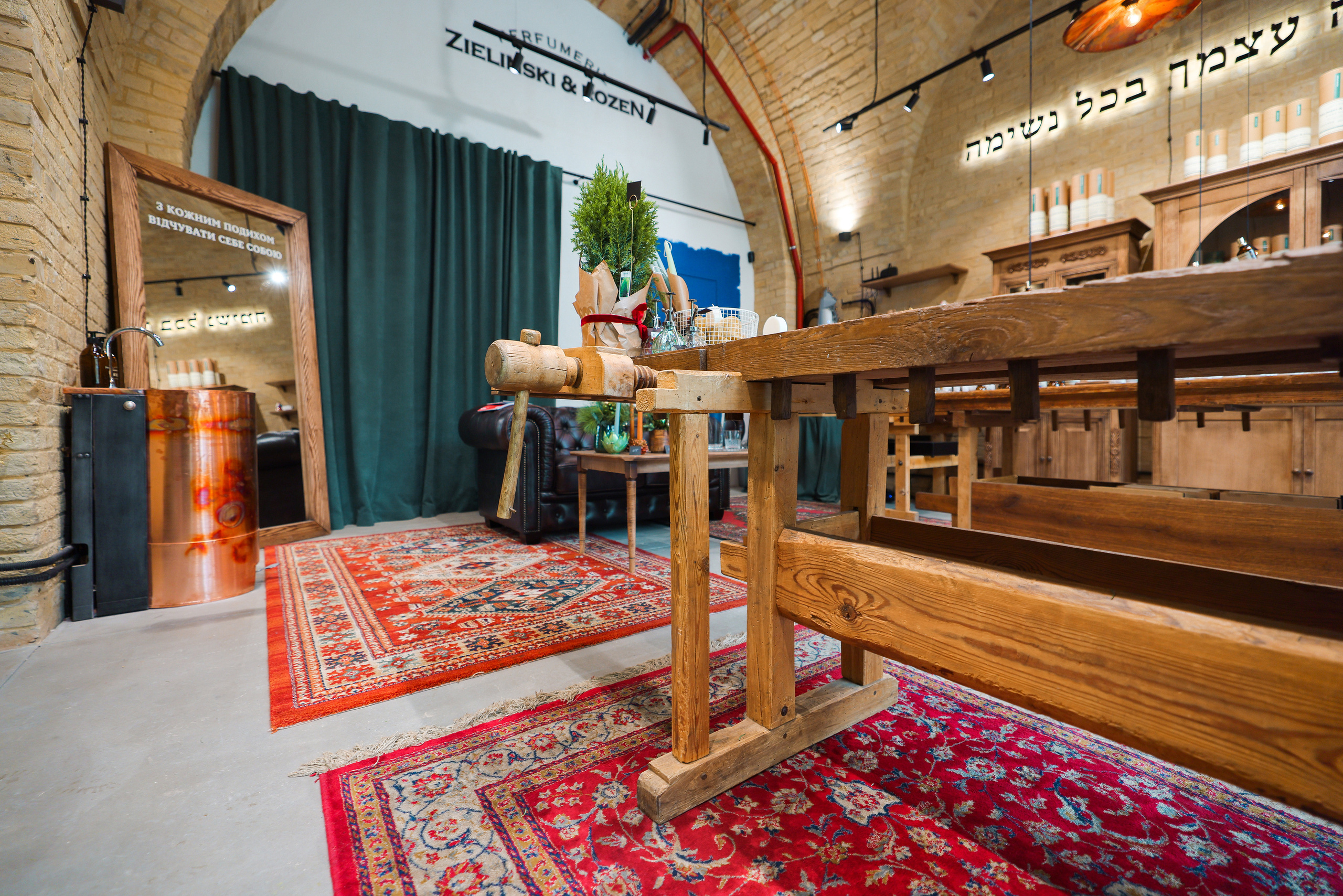 PERFUMERIE ZIELINSKI & ROZEN. Ivan Skufinsky — wedding and family photographer in Vancouver