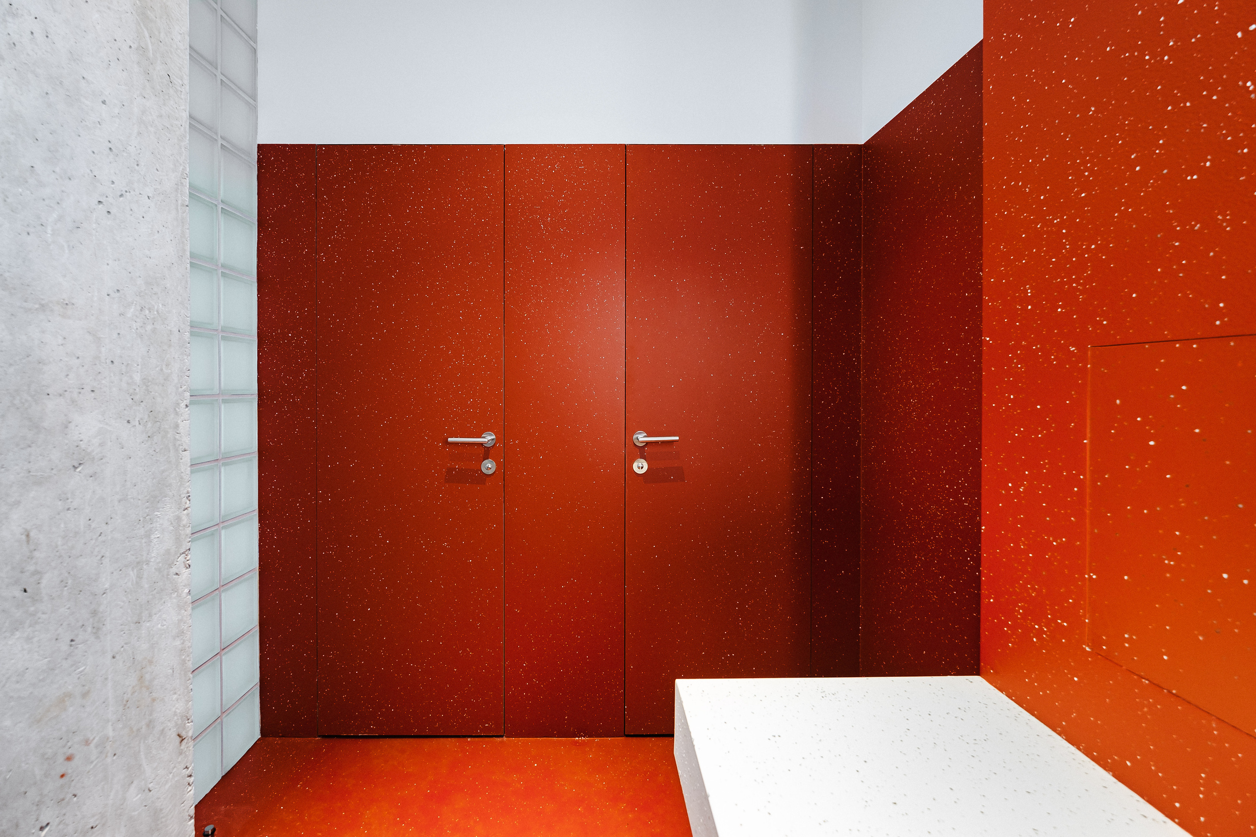 туалет с красными стенами