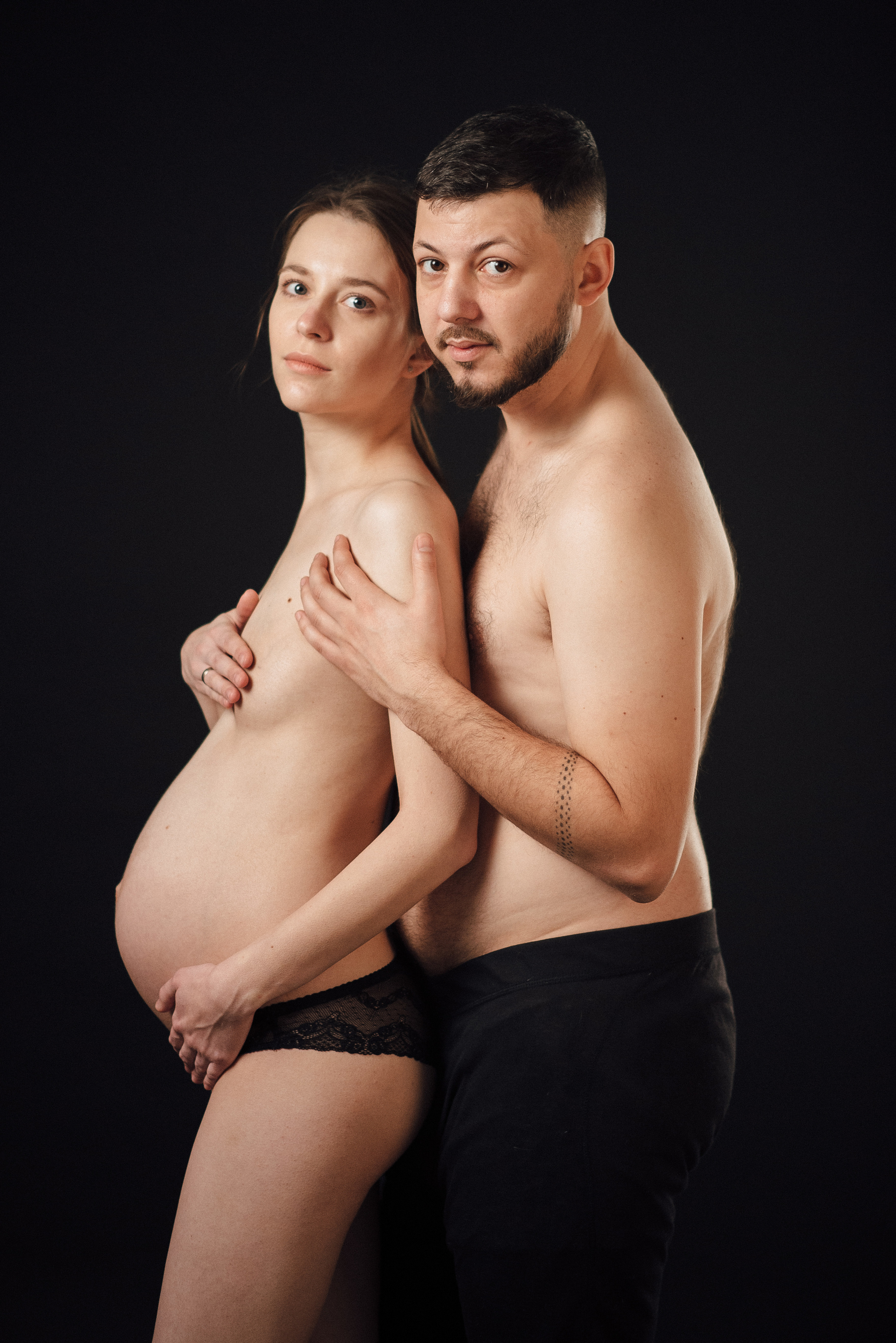 Pregnancy photo session in a photo studio with a dog. Ivan Skufinsky — wedding and family photographer in Vancouver
