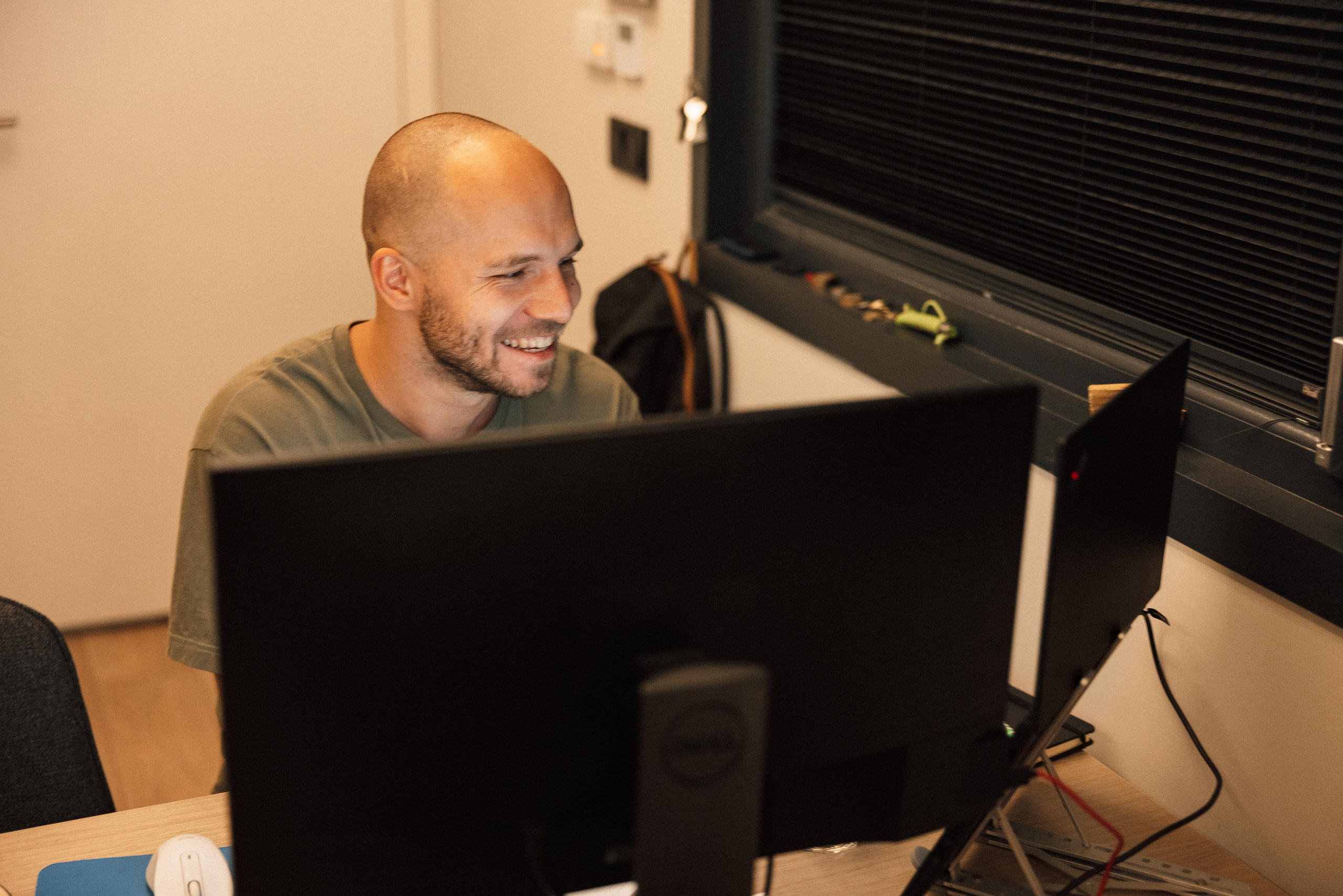 Family photo session at home. home family photo session with a newborn. Ivan Skufinsky — wedding and family photographer in Vancouver