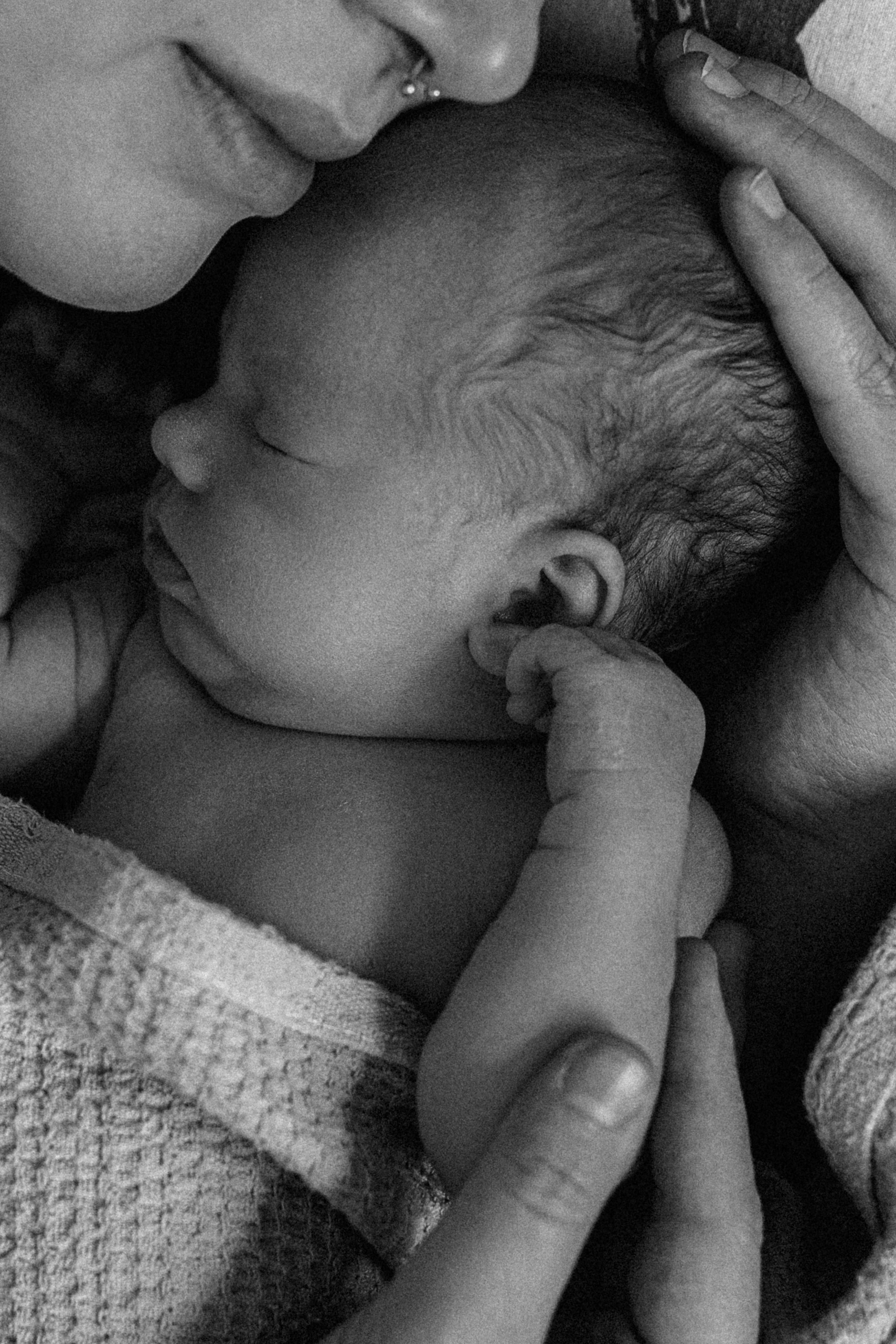 Family photo session at home. home family photo session with a newborn. Ivan Skufinsky — wedding and family photographer in Vancouver