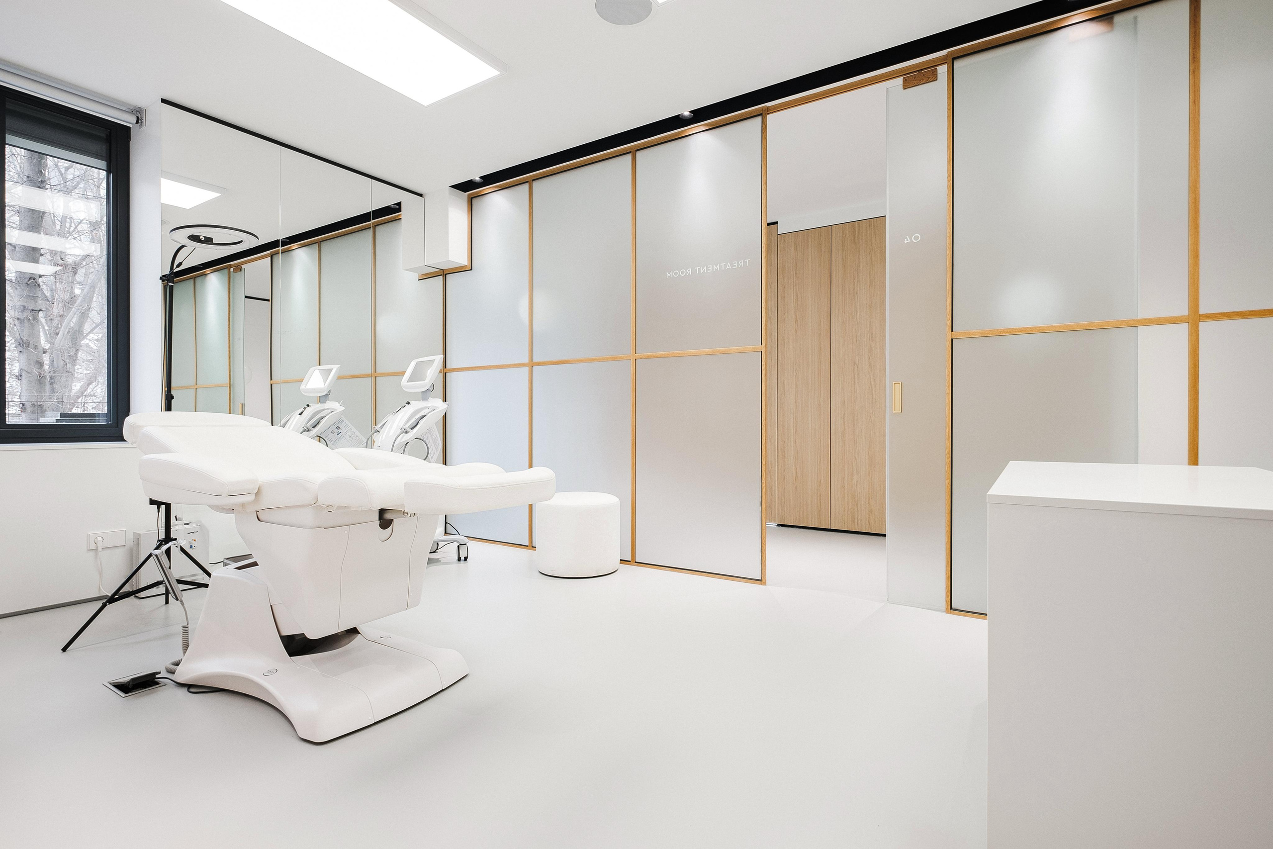 BEAUTY SAIOON OI. Ivan Skufinsky — wedding and family photographer in Vancouver